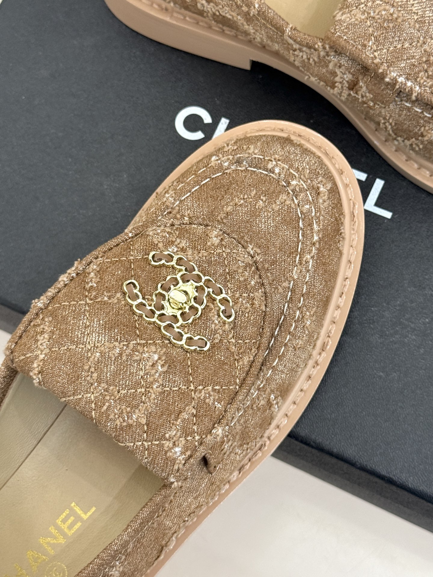 CHANE*｜小香经典双C书包扣翻盖高跟乐福鞋半拖香小香将百年底蕴注入乐福鞋型经典翻盖设计暗藏巧思标志性