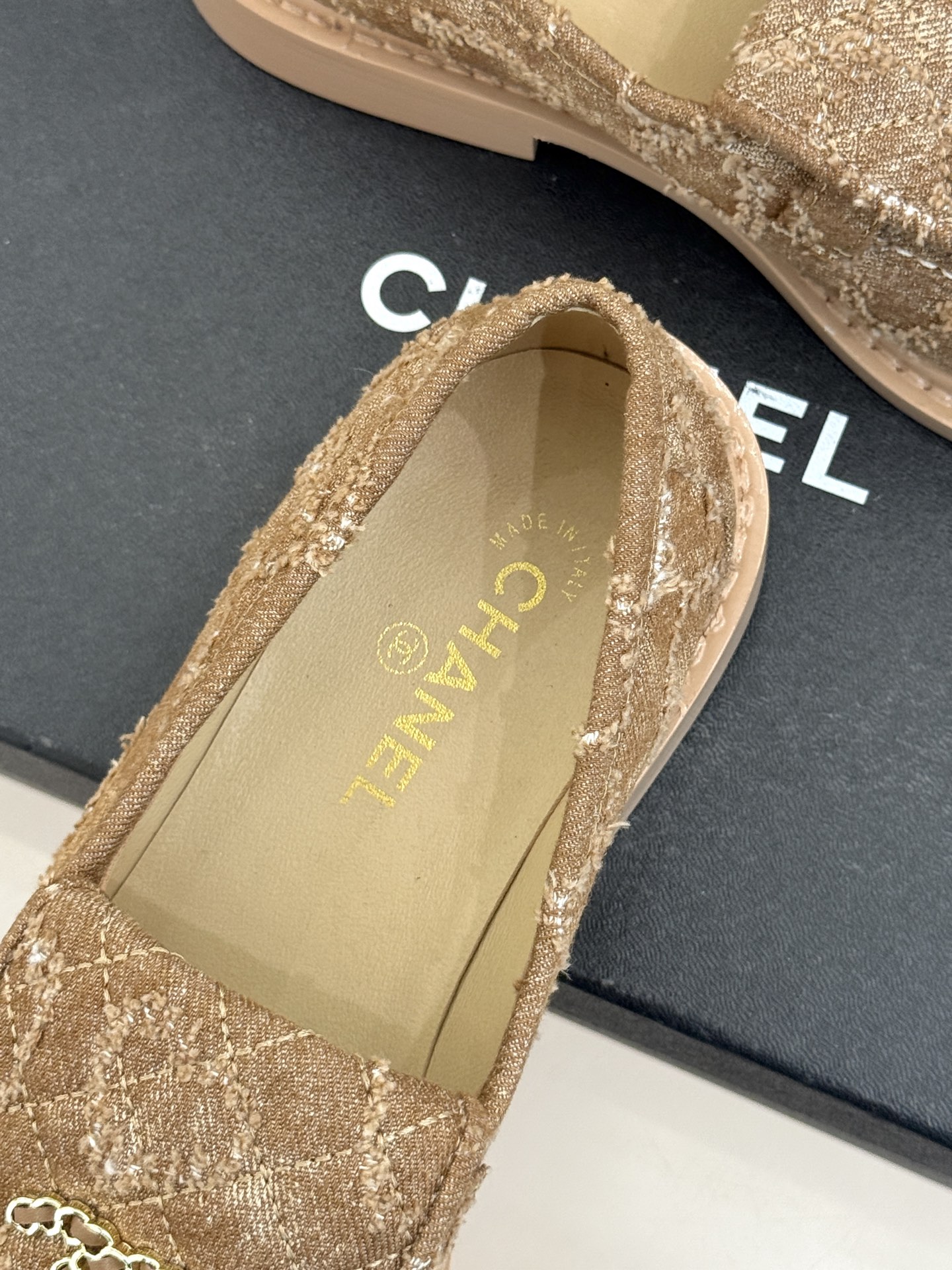 CHANE*｜小香经典双C书包扣翻盖高跟乐福鞋半拖香小香将百年底蕴注入乐福鞋型经典翻盖设计暗藏巧思标志性