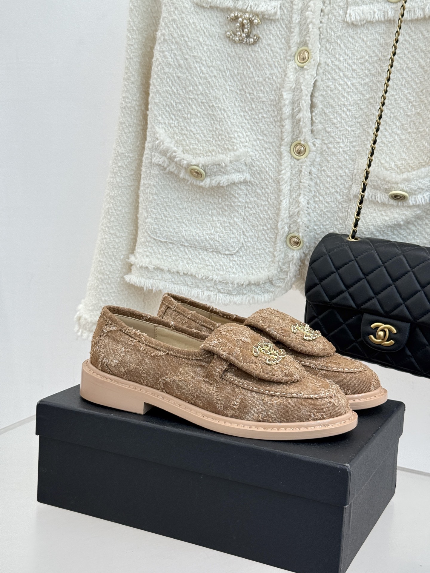 CHANE*｜小香经典双C书包扣翻盖高跟乐福鞋半拖香小香将百年底蕴注入乐福鞋型经典翻盖设计暗藏巧思标志性