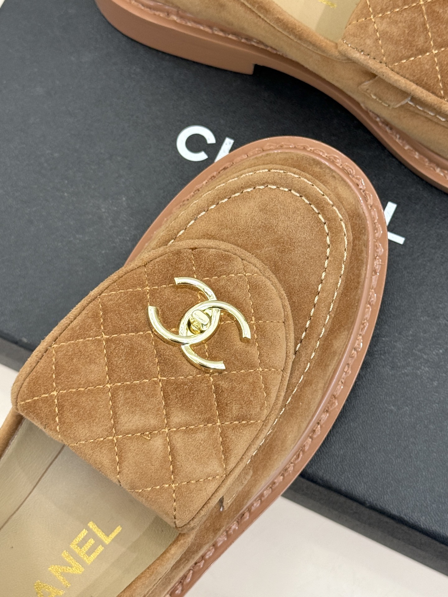 CHANE*｜小香经典双C书包扣翻盖高跟乐福鞋半拖香小香将百年底蕴注入乐福鞋型经典翻盖设计暗藏巧思标志性