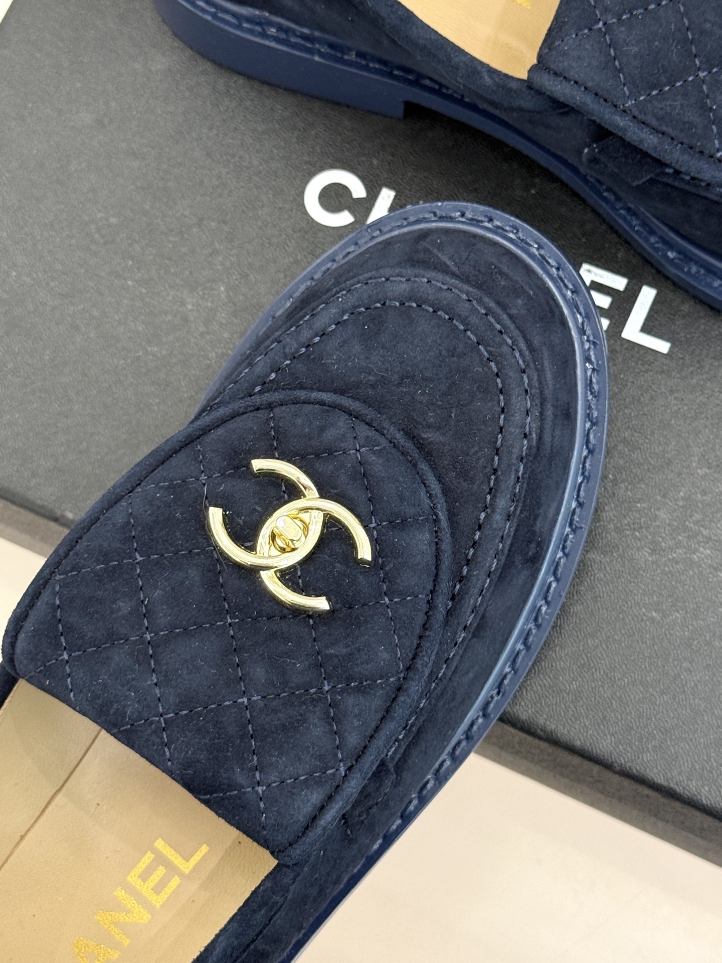 CHANE*｜小香经典双C书包扣翻盖高跟乐福鞋半拖香小香将百年底蕴注入乐福鞋型经典翻盖设计暗藏巧思标志性