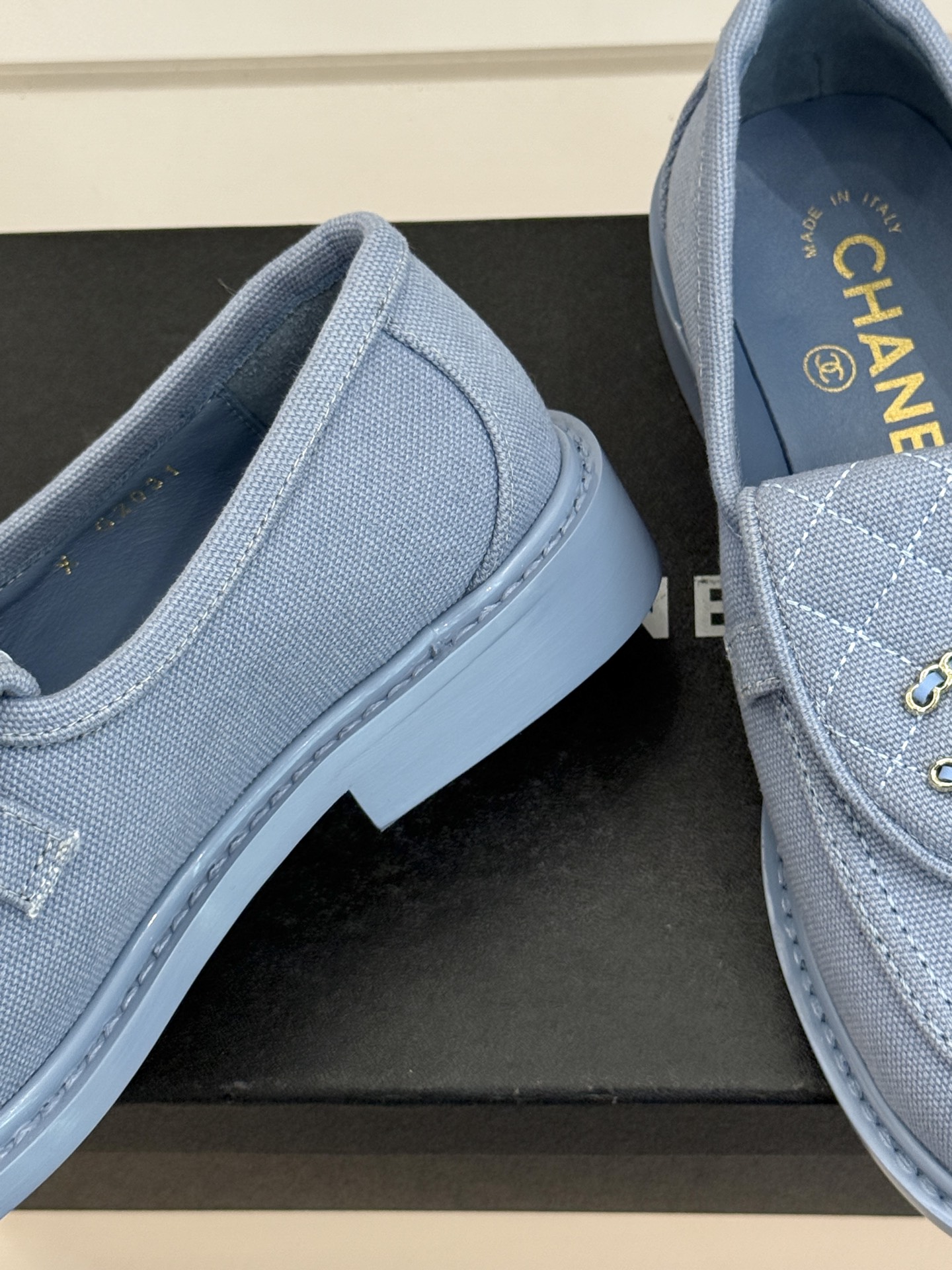 CHANE*｜小香经典双C书包扣翻盖高跟乐福鞋半拖香小香将百年底蕴注入乐福鞋型经典翻盖设计暗藏巧思标志性