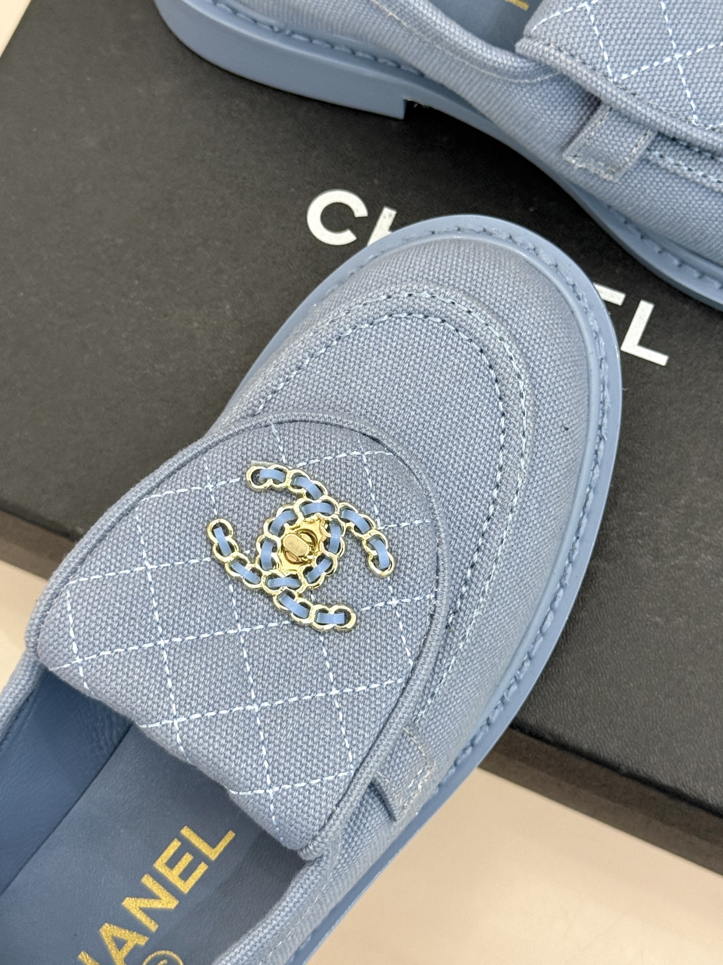 CHANE*｜小香经典双C书包扣翻盖高跟乐福鞋半拖香小香将百年底蕴注入乐福鞋型经典翻盖设计暗藏巧思标志性