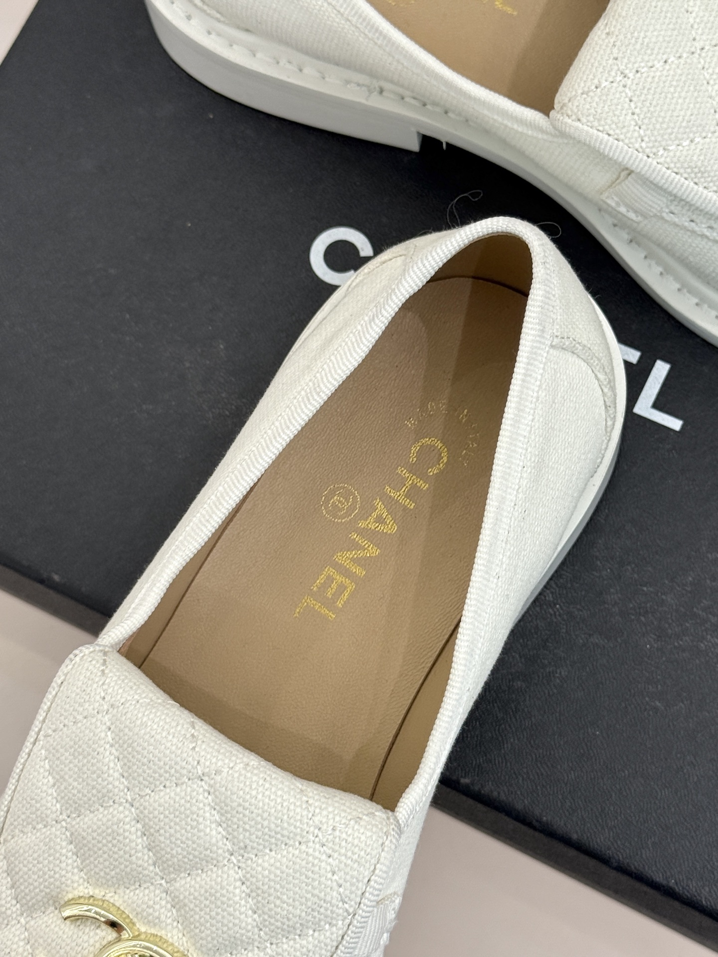 CHANE*｜小香经典双C书包扣翻盖高跟乐福鞋半拖香小香将百年底蕴注入乐福鞋型经典翻盖设计暗藏巧思标志性