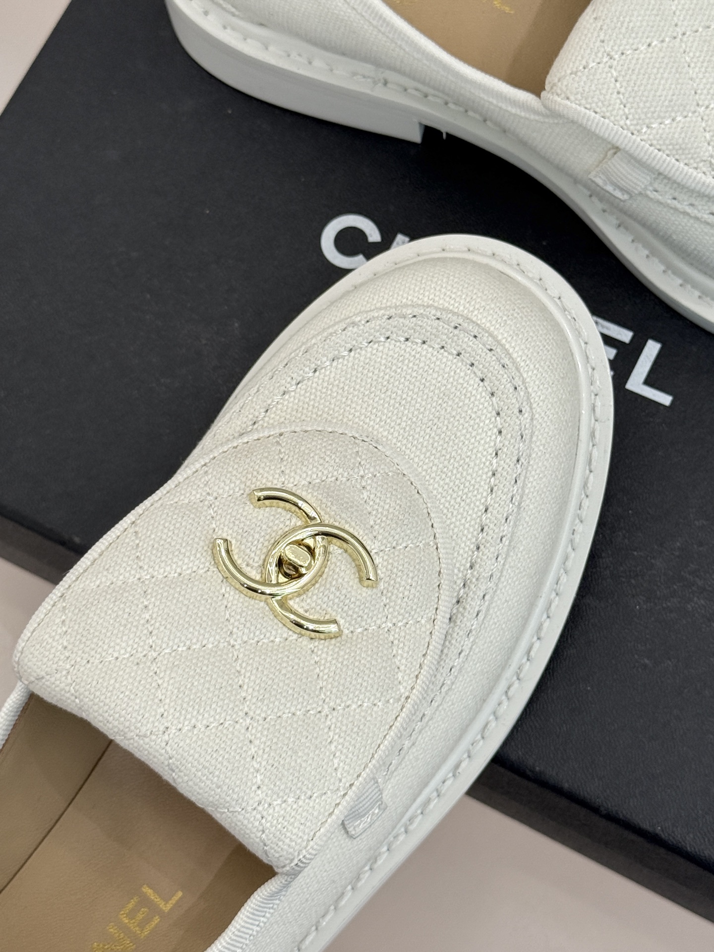 CHANE*｜小香经典双C书包扣翻盖高跟乐福鞋半拖香小香将百年底蕴注入乐福鞋型经典翻盖设计暗藏巧思标志性