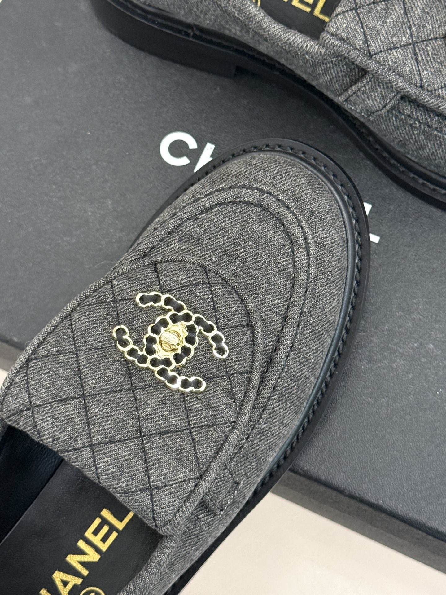 CHANE*｜小香经典双C书包扣翻盖高跟乐福鞋半拖香小香将百年底蕴注入乐福鞋型经典翻盖设计暗藏巧思标志性