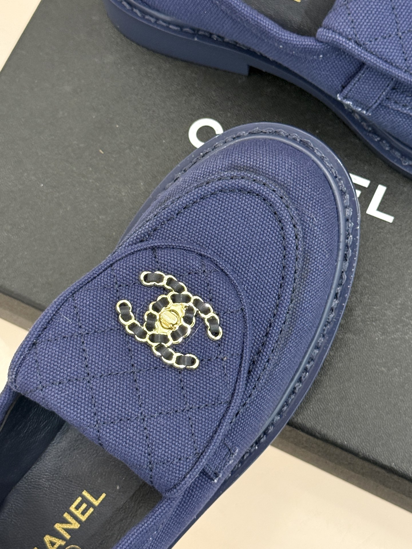 CHANE*｜小香经典双C书包扣翻盖高跟乐福鞋半拖香小香将百年底蕴注入乐福鞋型经典翻盖设计暗藏巧思标志性