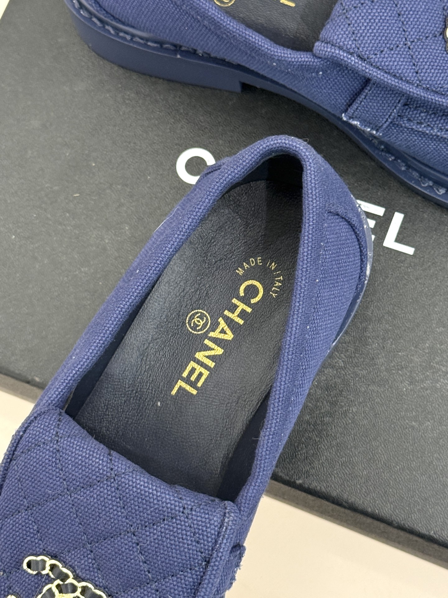 CHANE*｜小香经典双C书包扣翻盖高跟乐福鞋半拖香小香将百年底蕴注入乐福鞋型经典翻盖设计暗藏巧思标志性