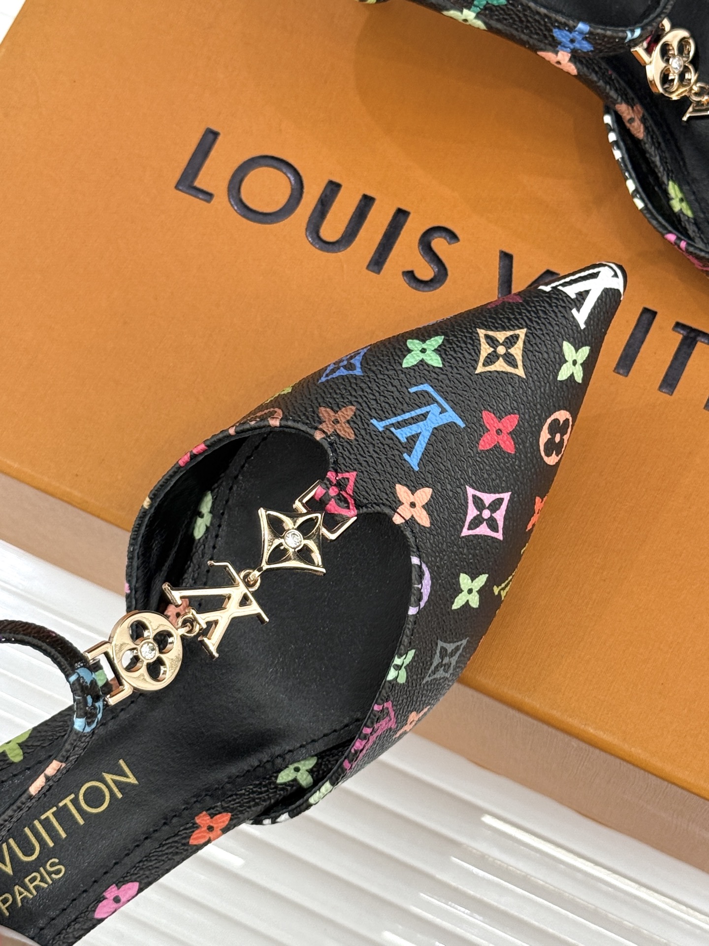 L*V驴牌经典T字带金属扣尖头高跟凉鞋驴家以极简线条重塑优雅将法式精致与品牌奢雅完美相融。利落尖头修饰脚