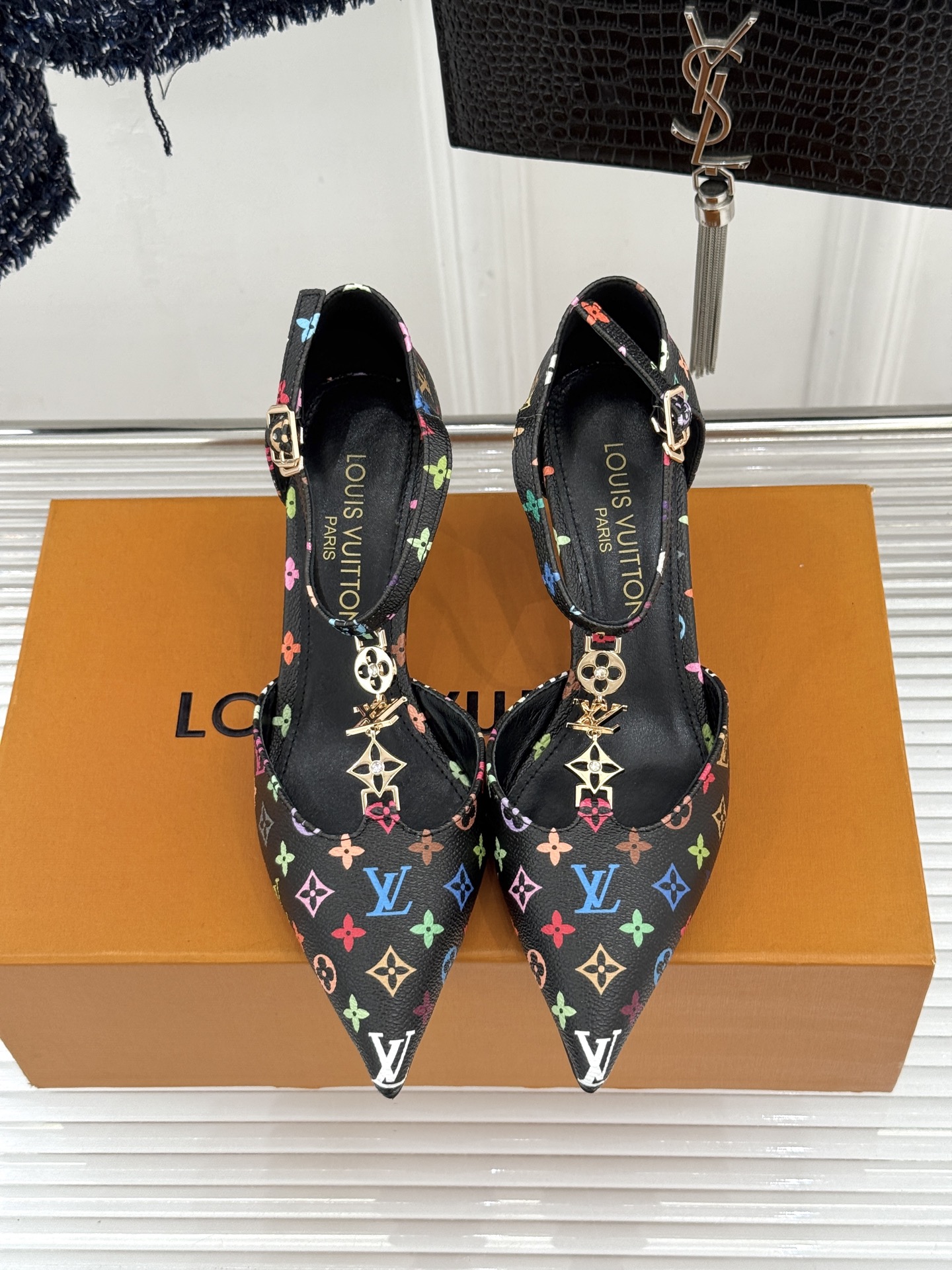 L*V驴牌经典T字带金属扣尖头高跟凉鞋驴家以极简线条重塑优雅将法式精致与品牌奢雅完美相融。利落尖头修饰脚