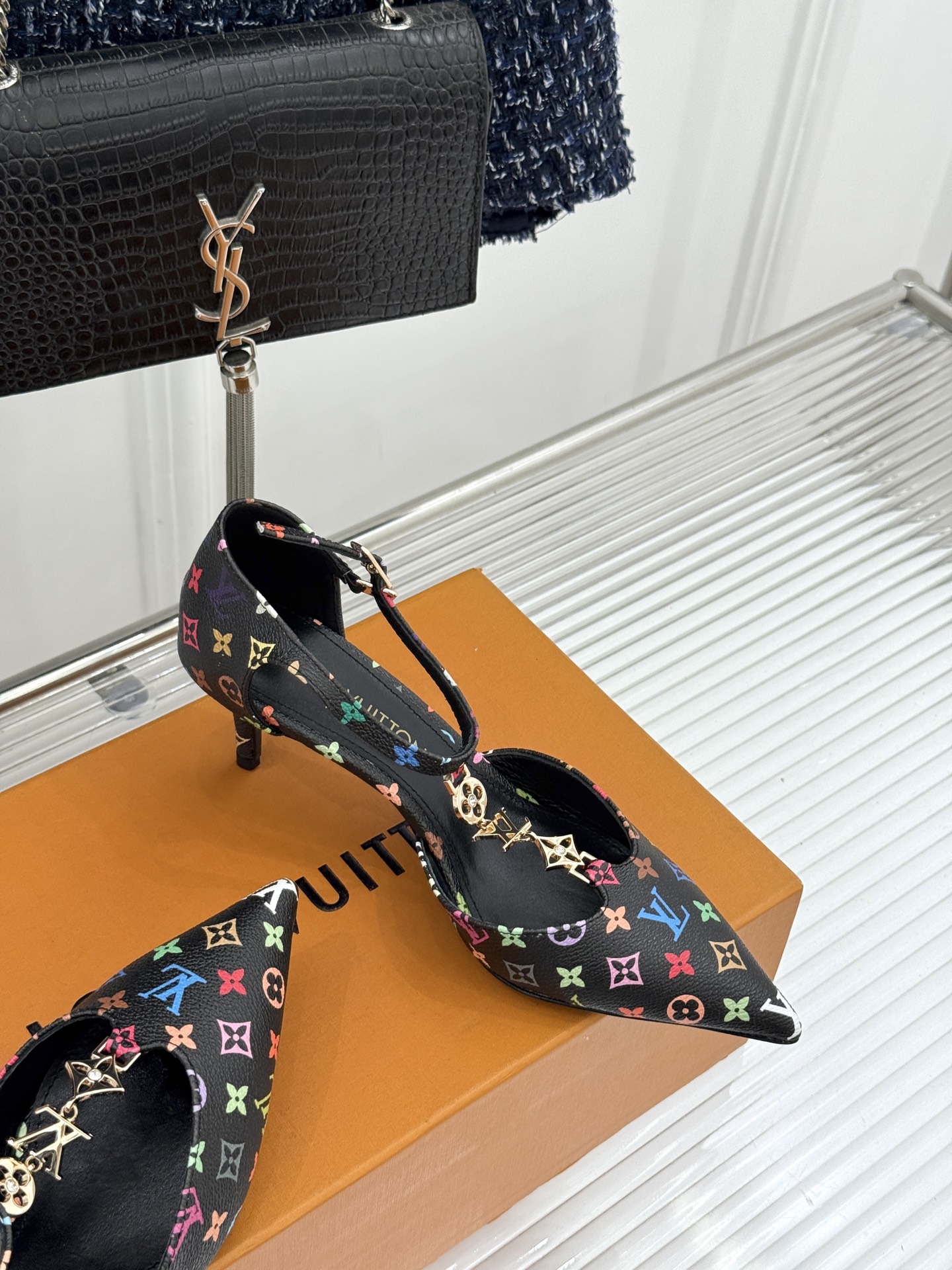 L*V驴牌经典T字带金属扣尖头高跟凉鞋驴家以极简线条重塑优雅将法式精致与品牌奢雅完美相融。利落尖头修饰脚