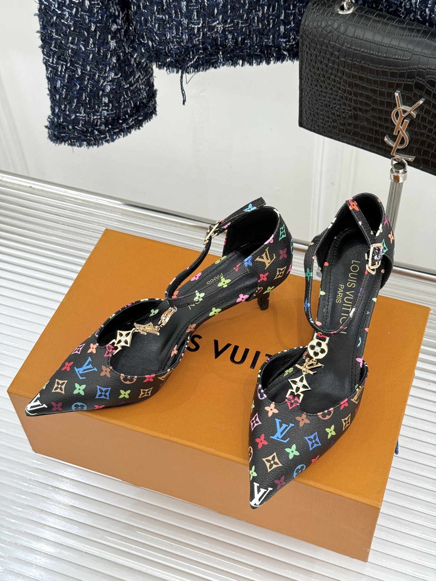 L*V驴牌经典T字带金属扣尖头高跟凉鞋驴家以极简线条重塑优雅将法式精致与品牌奢雅完美相融。利落尖头修饰脚