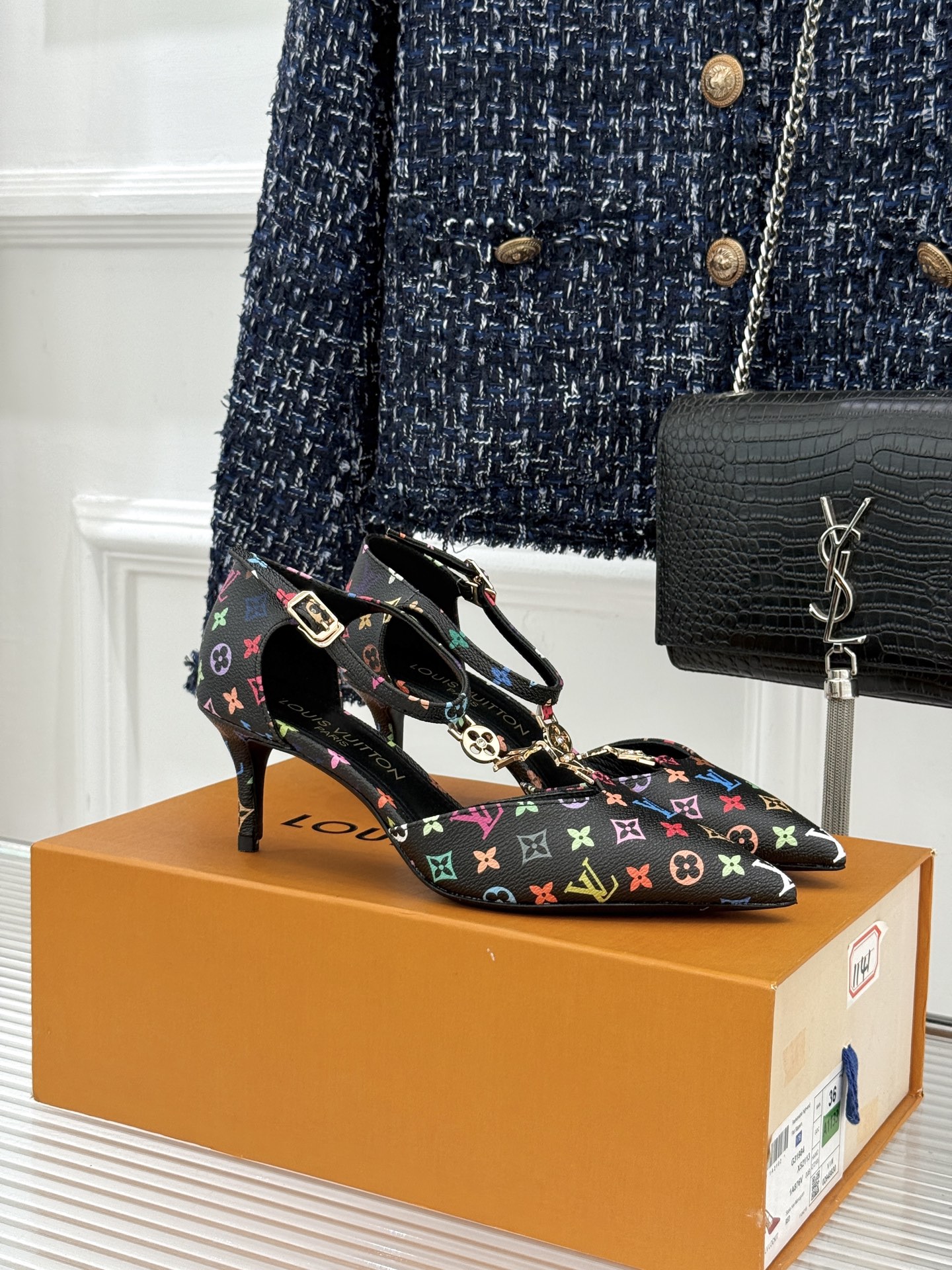 L*V驴牌经典T字带金属扣尖头高跟凉鞋驴家以极简线条重塑优雅将法式精致与品牌奢雅完美相融。利落尖头修饰脚