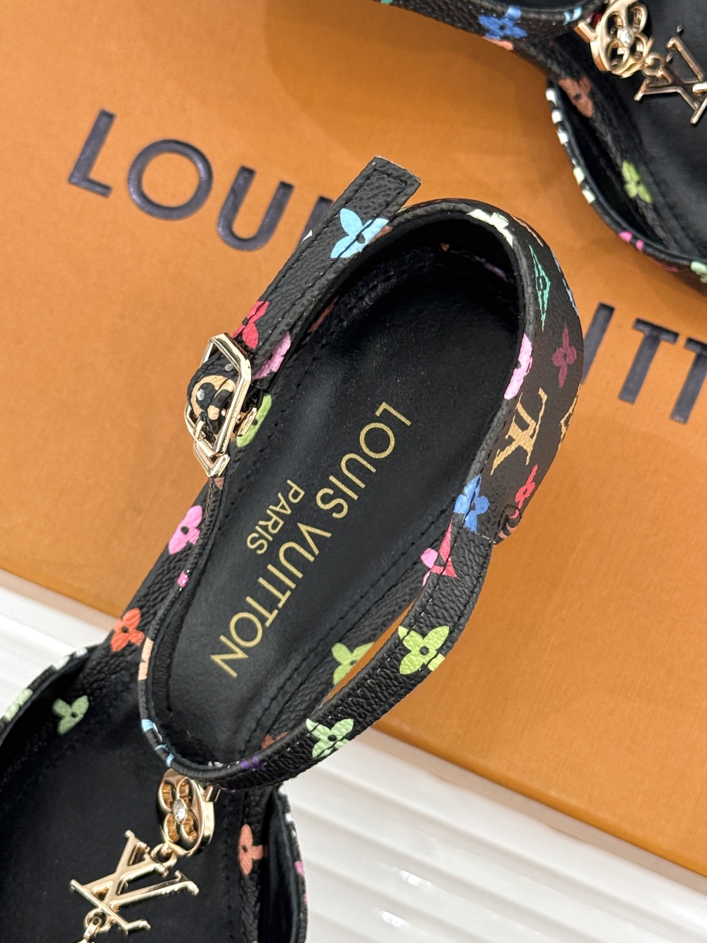 L*V驴牌经典T字带金属扣尖头高跟凉鞋驴家以极简线条重塑优雅将法式精致与品牌奢雅完美相融。利落尖头修饰脚