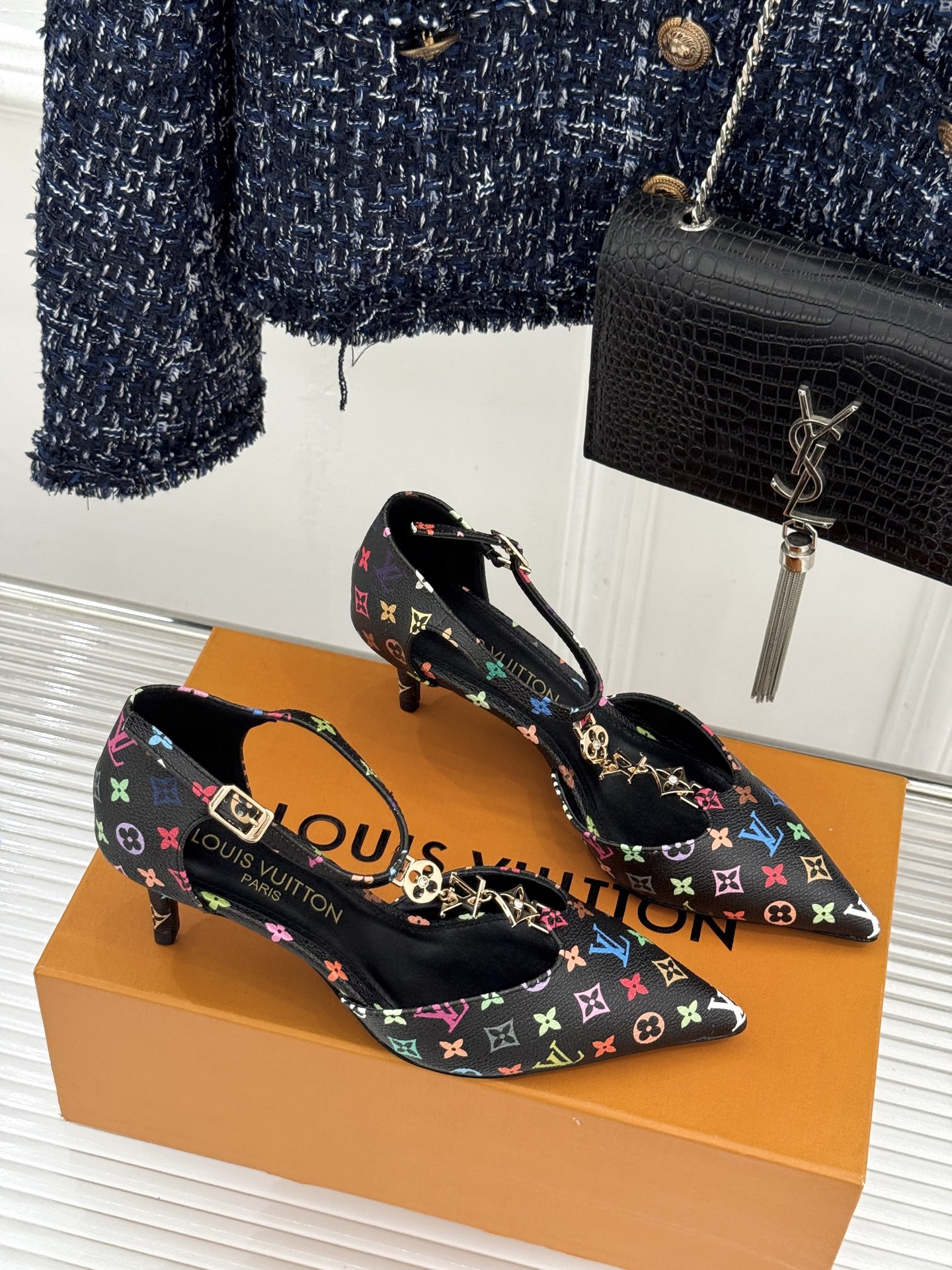 L*V驴牌经典T字带金属扣尖头高跟凉鞋驴家以极简线条重塑优雅将法式精致与品牌奢雅完美相融。利落尖头修饰脚