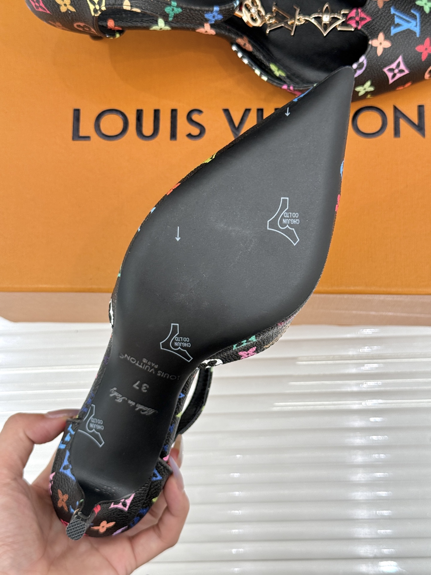 L*V驴牌经典T字带金属扣尖头高跟凉鞋驴家以极简线条重塑优雅将法式精致与品牌奢雅完美相融。利落尖头修饰脚