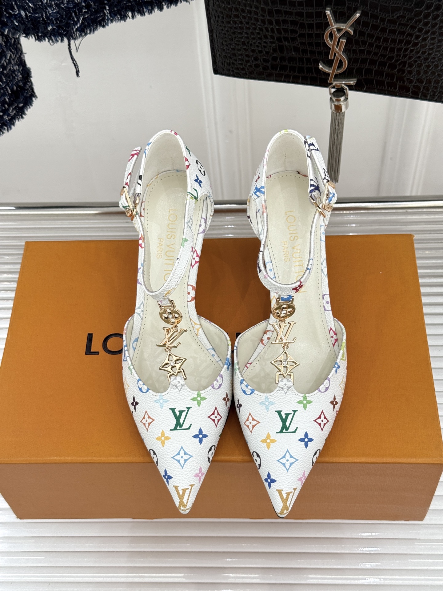 L*V驴牌经典T字带金属扣尖头高跟凉鞋驴家以极简线条重塑优雅将法式精致与品牌奢雅完美相融。利落尖头修饰脚