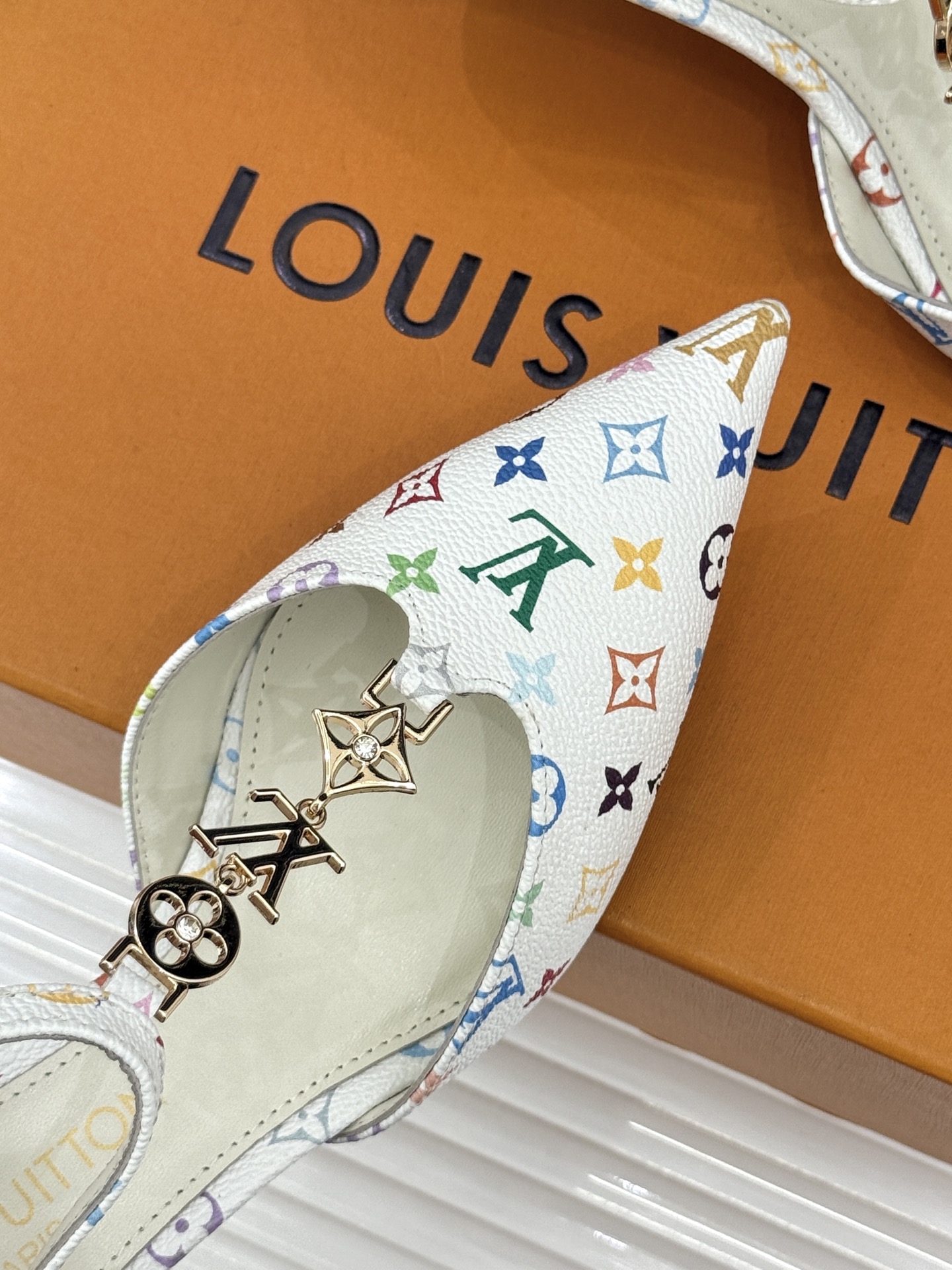 L*V驴牌经典T字带金属扣尖头高跟凉鞋驴家以极简线条重塑优雅将法式精致与品牌奢雅完美相融。利落尖头修饰脚