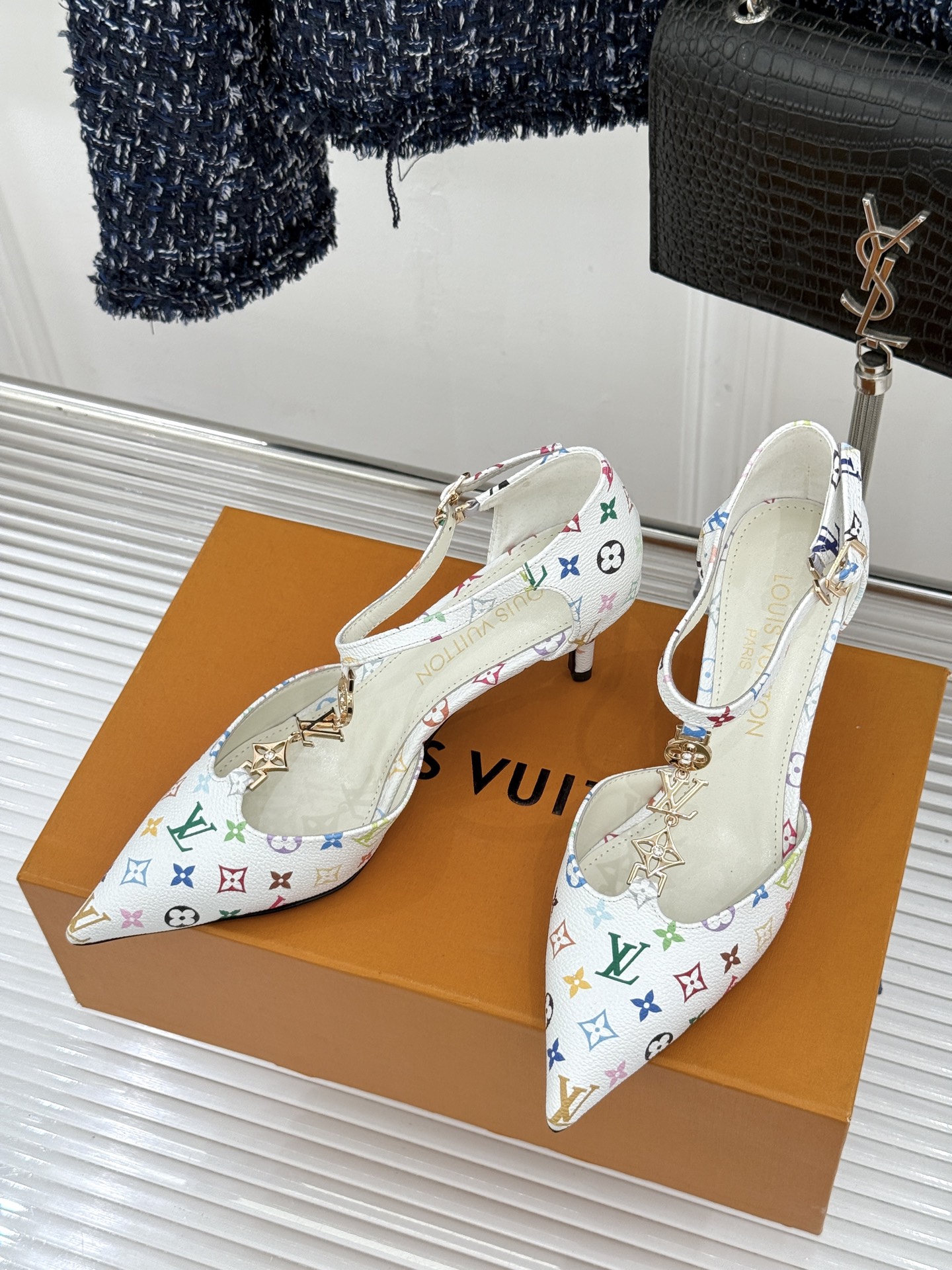 L*V驴牌经典T字带金属扣尖头高跟凉鞋驴家以极简线条重塑优雅将法式精致与品牌奢雅完美相融。利落尖头修饰脚