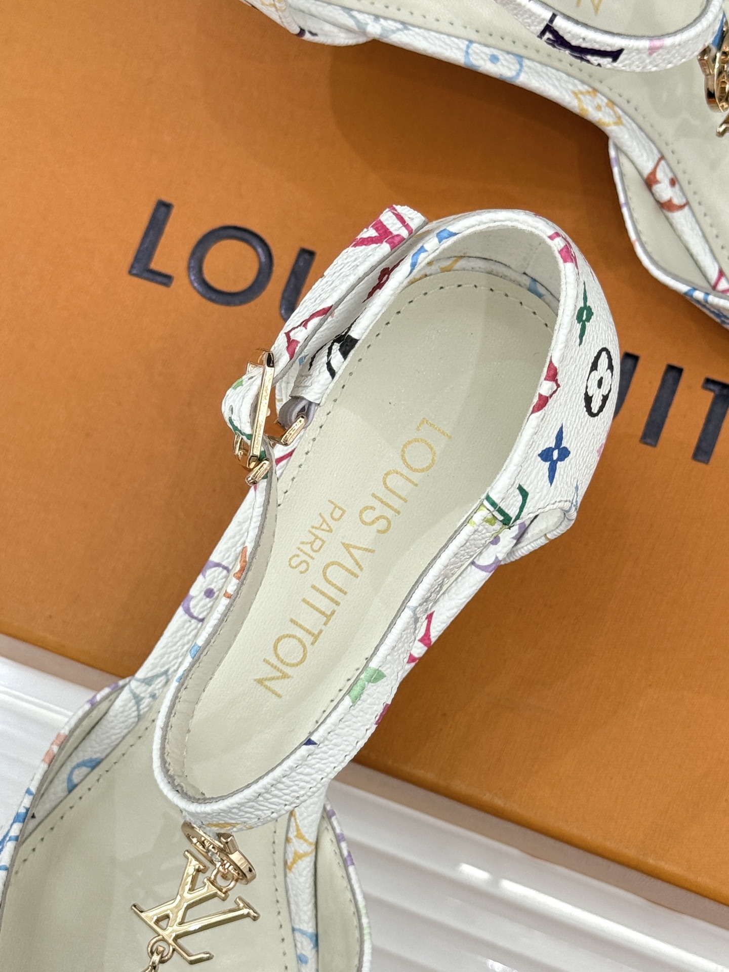 L*V驴牌经典T字带金属扣尖头高跟凉鞋驴家以极简线条重塑优雅将法式精致与品牌奢雅完美相融。利落尖头修饰脚