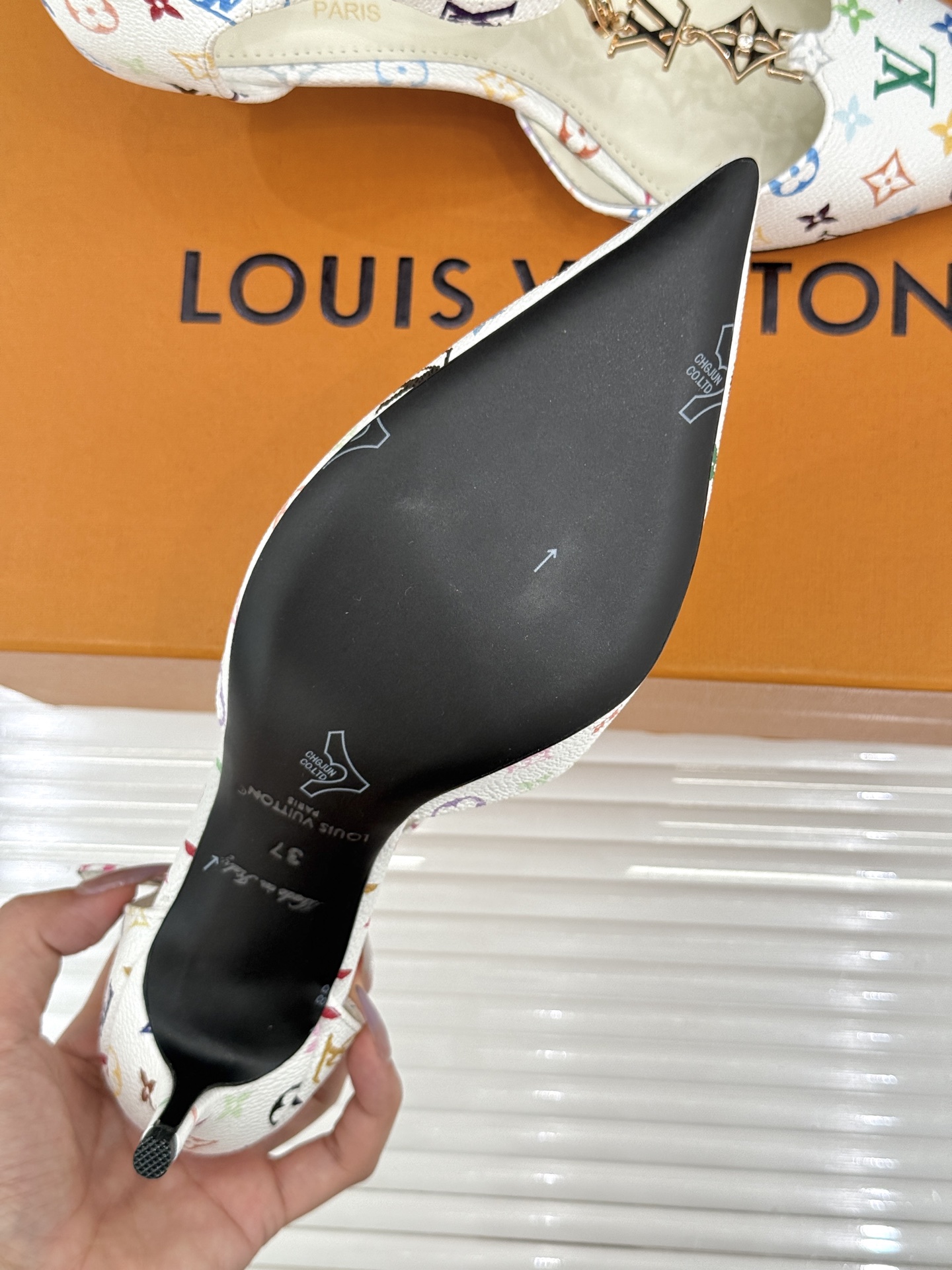 L*V驴牌经典T字带金属扣尖头高跟凉鞋驴家以极简线条重塑优雅将法式精致与品牌奢雅完美相融。利落尖头修饰脚