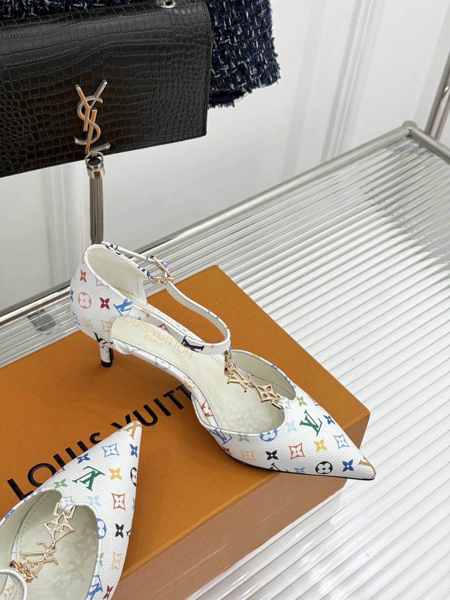 L*V驴牌经典T字带金属扣尖头高跟凉鞋驴家以极简线条重塑优雅将法式精致与品牌奢雅完美相融。利落尖头修饰脚