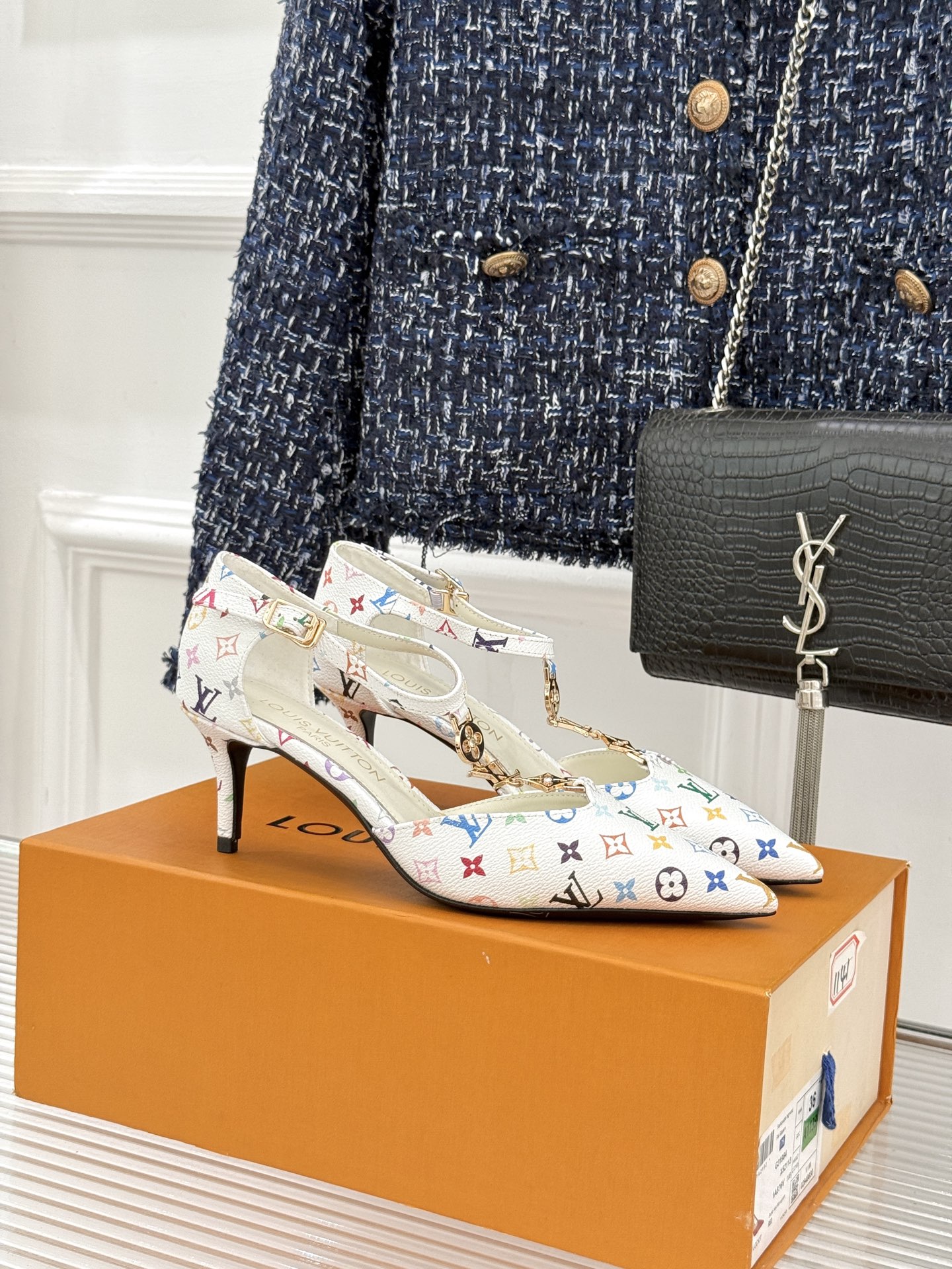 L*V驴牌经典T字带金属扣尖头高跟凉鞋驴家以极简线条重塑优雅将法式精致与品牌奢雅完美相融。利落尖头修饰脚