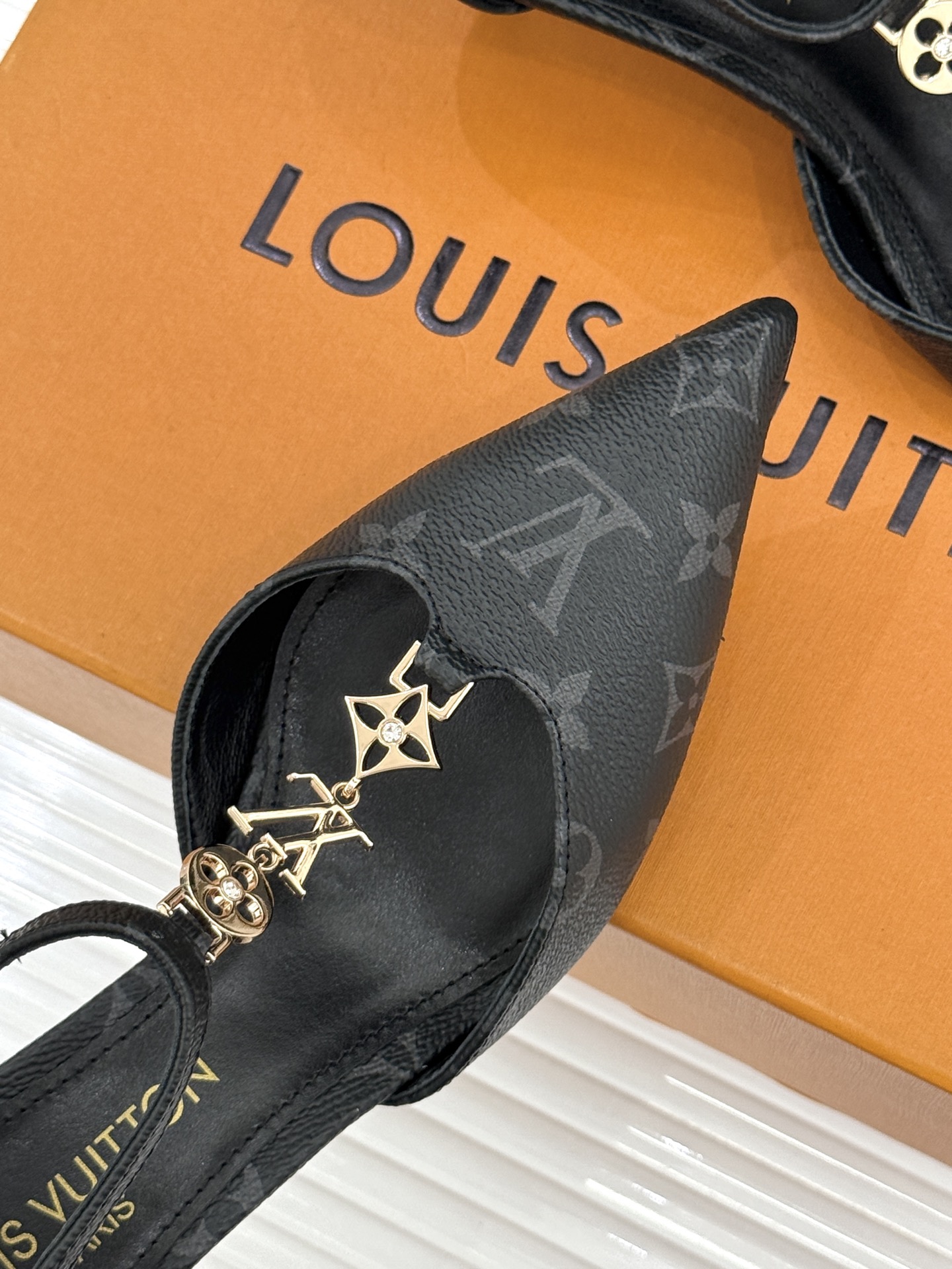 L*V驴牌经典T字带金属扣尖头高跟凉鞋驴家以极简线条重塑优雅将法式精致与品牌奢雅完美相融。利落尖头修饰脚