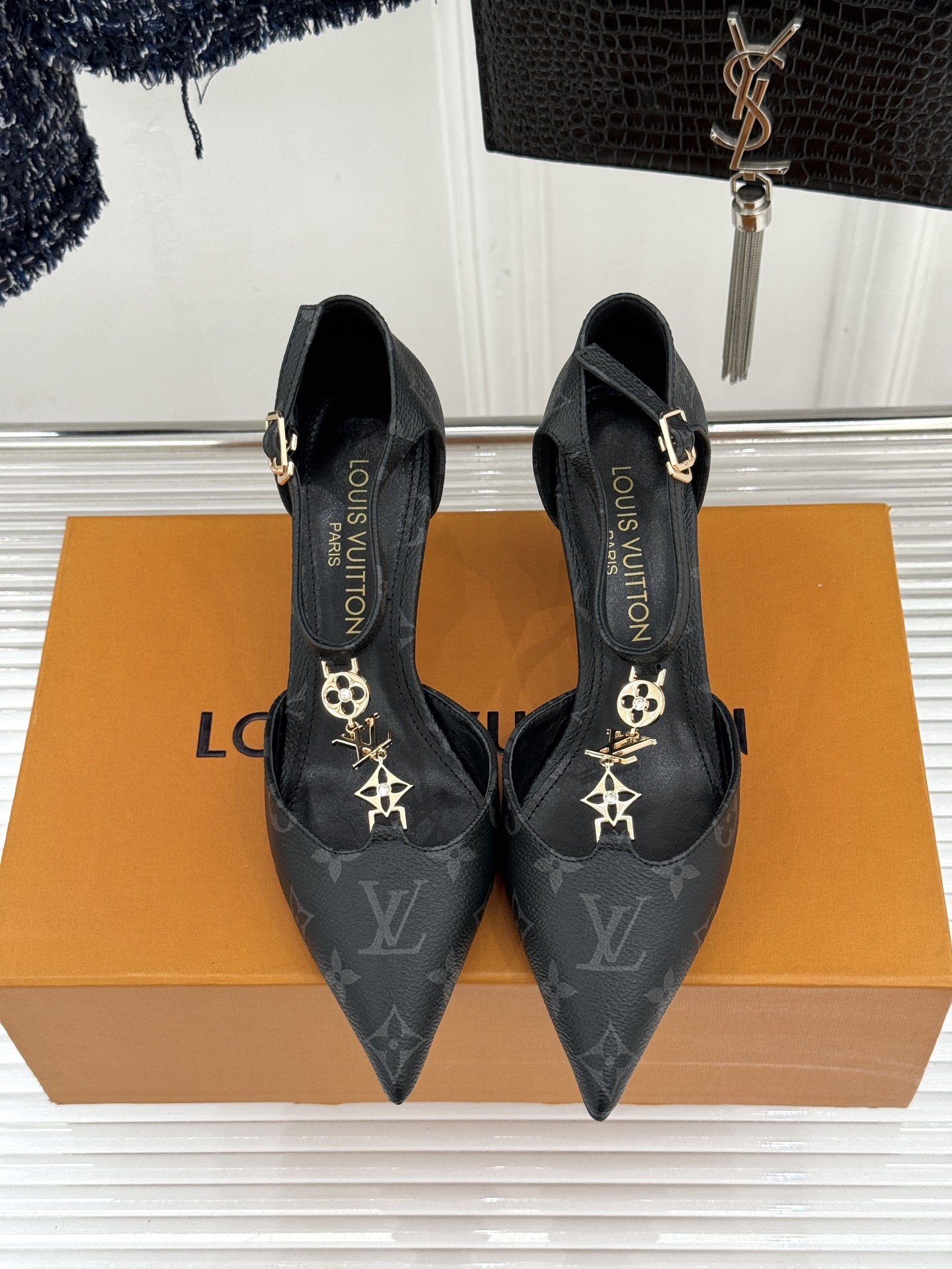 L*V驴牌经典T字带金属扣尖头高跟凉鞋驴家以极简线条重塑优雅将法式精致与品牌奢雅完美相融。利落尖头修饰脚