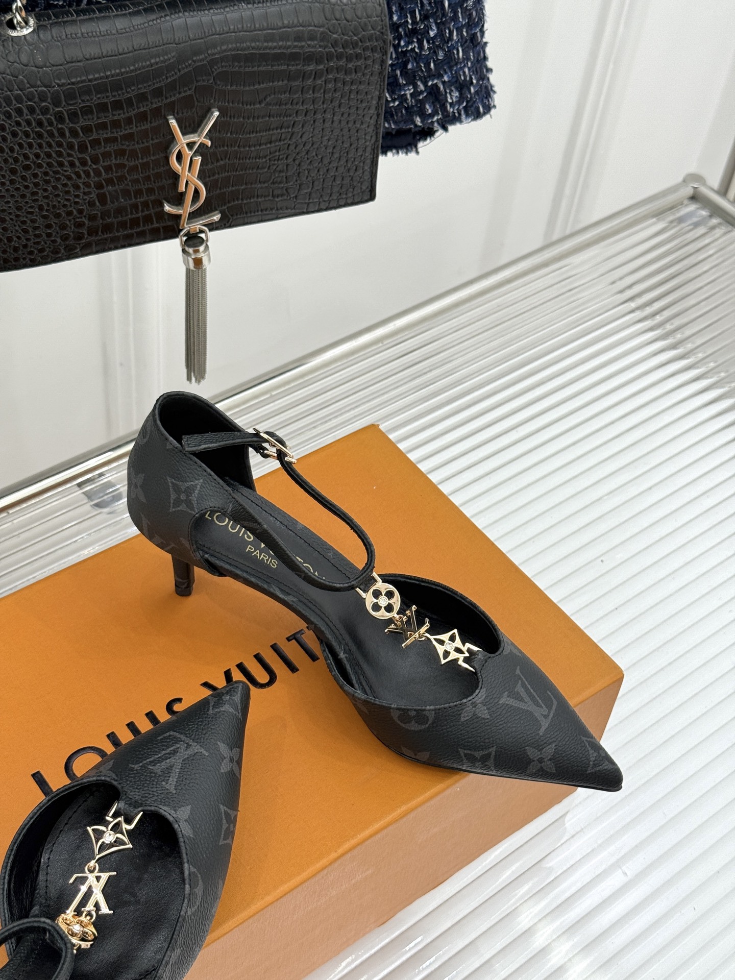 L*V驴牌经典T字带金属扣尖头高跟凉鞋驴家以极简线条重塑优雅将法式精致与品牌奢雅完美相融。利落尖头修饰脚