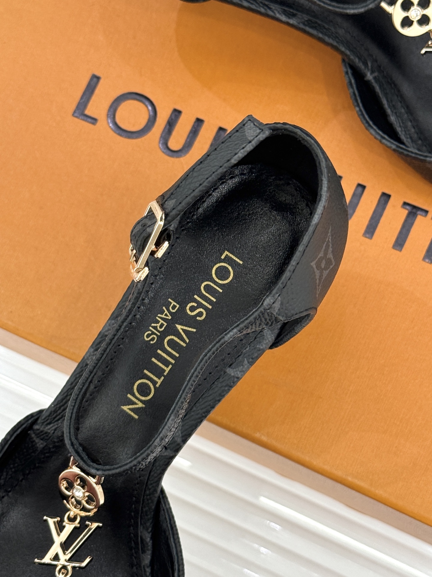 L*V驴牌经典T字带金属扣尖头高跟凉鞋驴家以极简线条重塑优雅将法式精致与品牌奢雅完美相融。利落尖头修饰脚