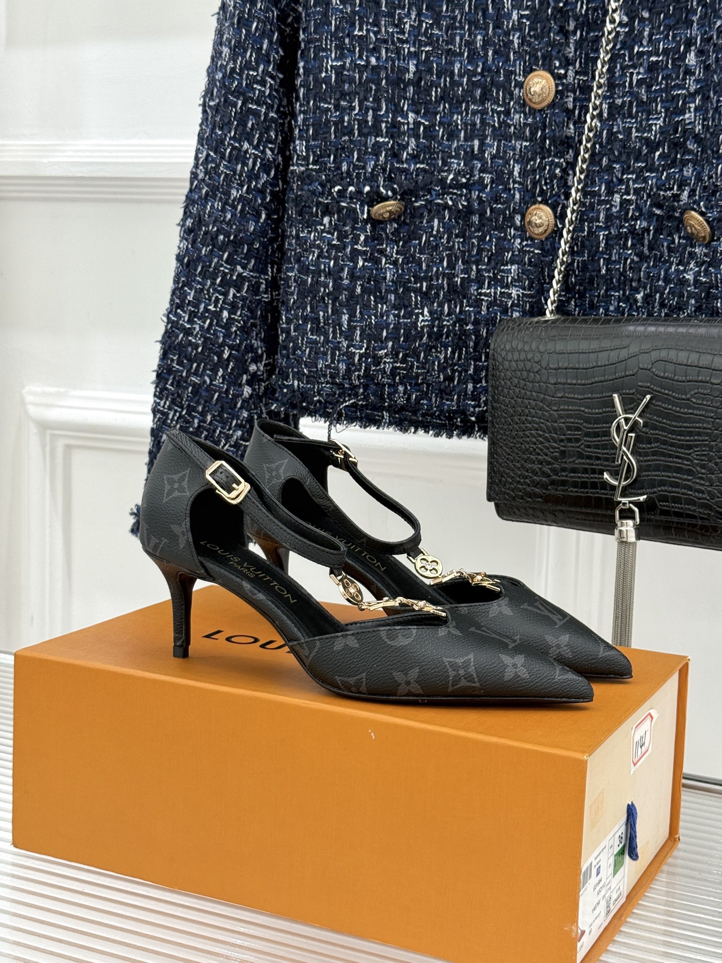 L*V驴牌经典T字带金属扣尖头高跟凉鞋驴家以极简线条重塑优雅将法式精致与品牌奢雅完美相融。利落尖头修饰脚