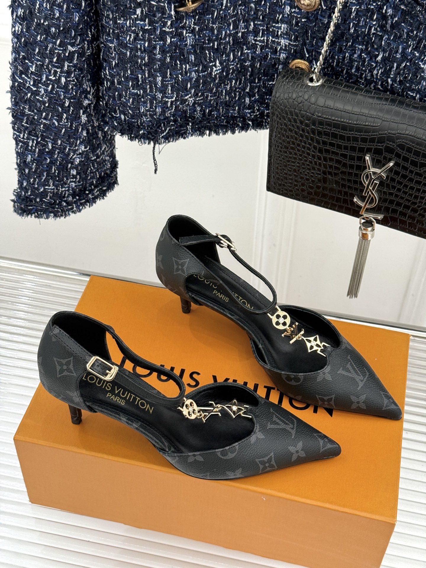 L*V驴牌经典T字带金属扣尖头高跟凉鞋驴家以极简线条重塑优雅将法式精致与品牌奢雅完美相融。利落尖头修饰脚