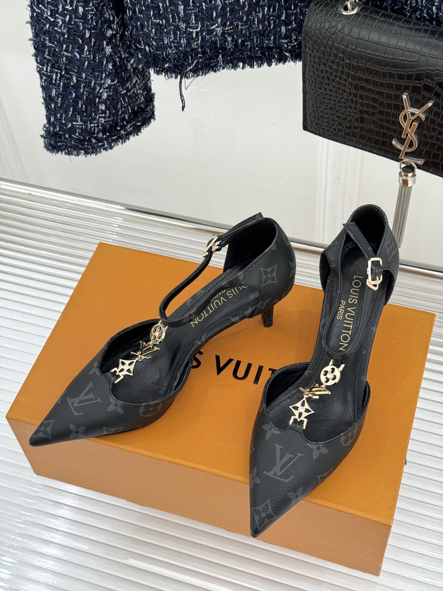 L*V驴牌经典T字带金属扣尖头高跟凉鞋驴家以极简线条重塑优雅将法式精致与品牌奢雅完美相融。利落尖头修饰脚