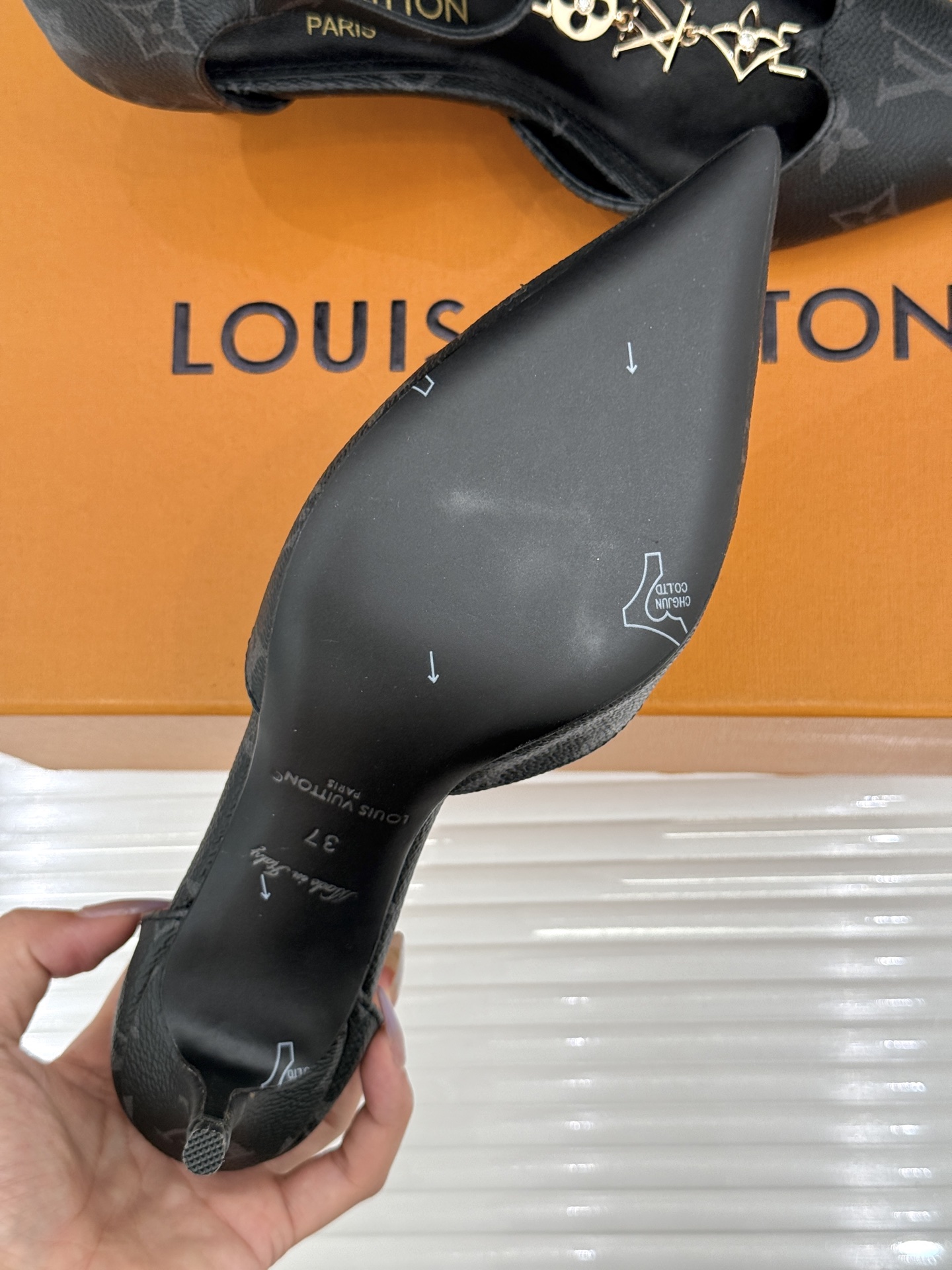 L*V驴牌经典T字带金属扣尖头高跟凉鞋驴家以极简线条重塑优雅将法式精致与品牌奢雅完美相融。利落尖头修饰脚