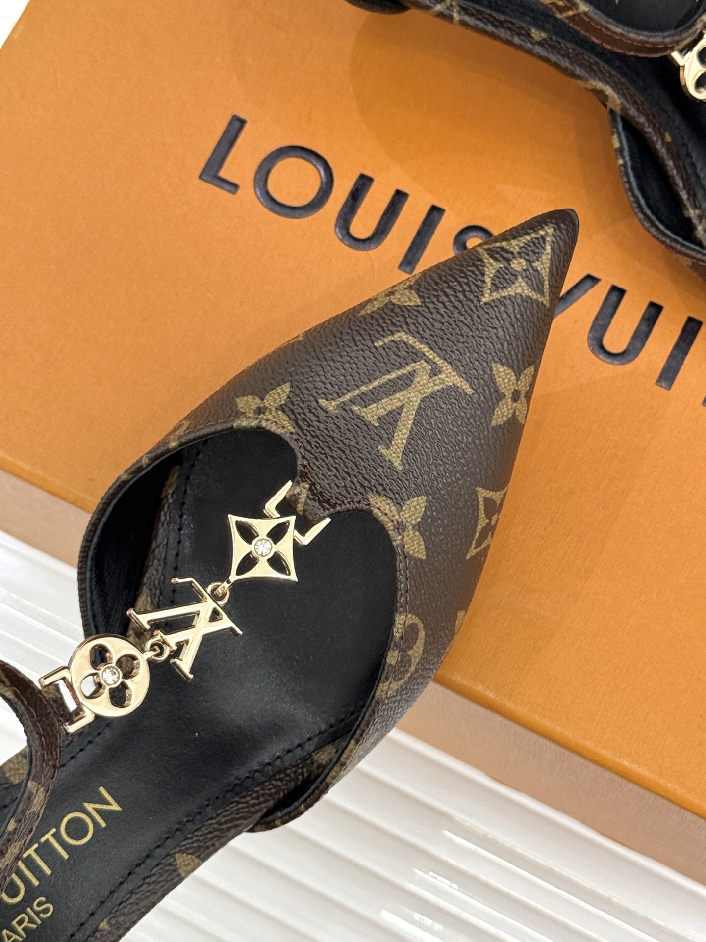 L*V驴牌经典T字带金属扣尖头高跟凉鞋驴家以极简线条重塑优雅将法式精致与品牌奢雅完美相融。利落尖头修饰脚