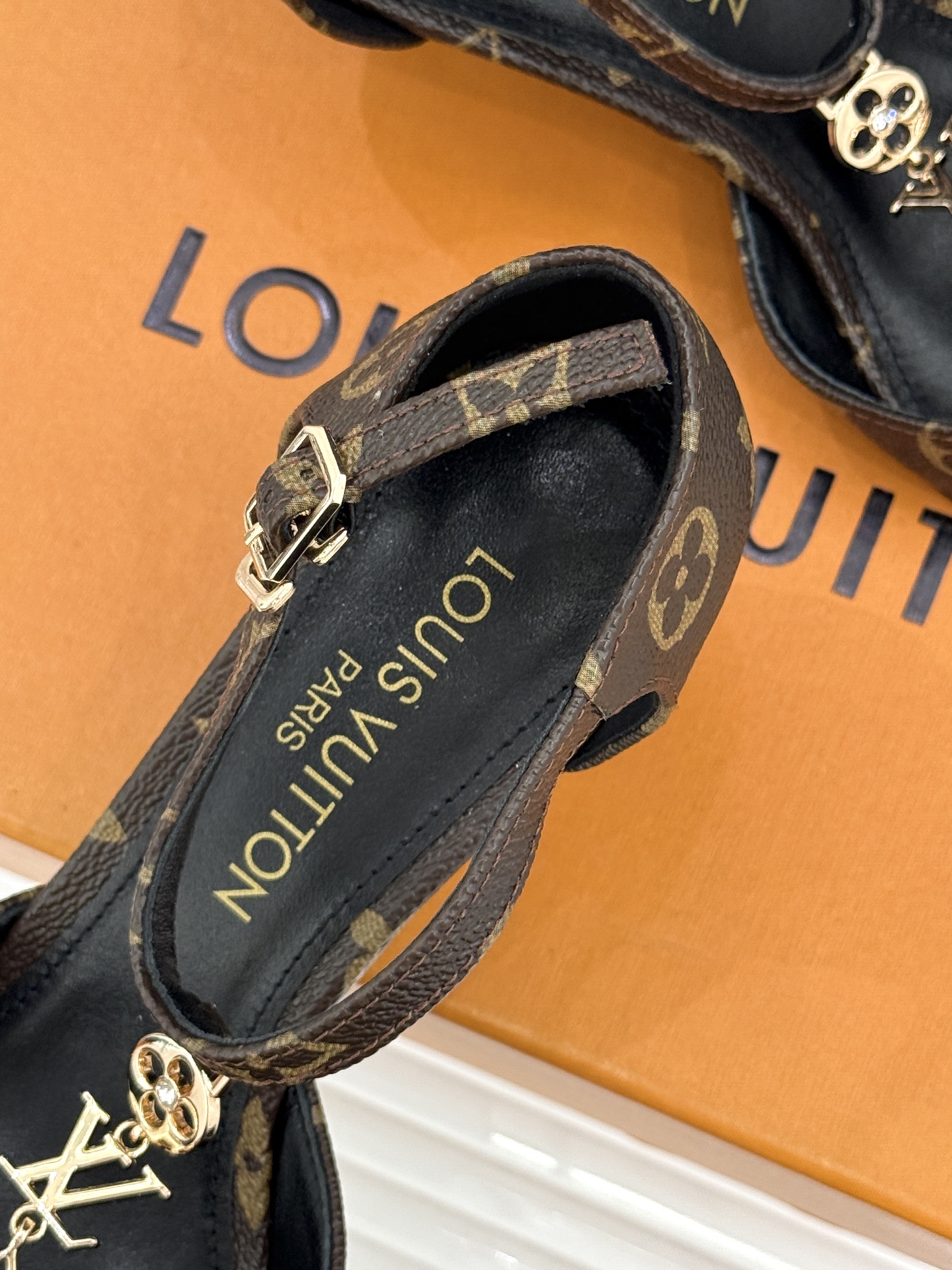 L*V驴牌经典T字带金属扣尖头高跟凉鞋驴家以极简线条重塑优雅将法式精致与品牌奢雅完美相融。利落尖头修饰脚