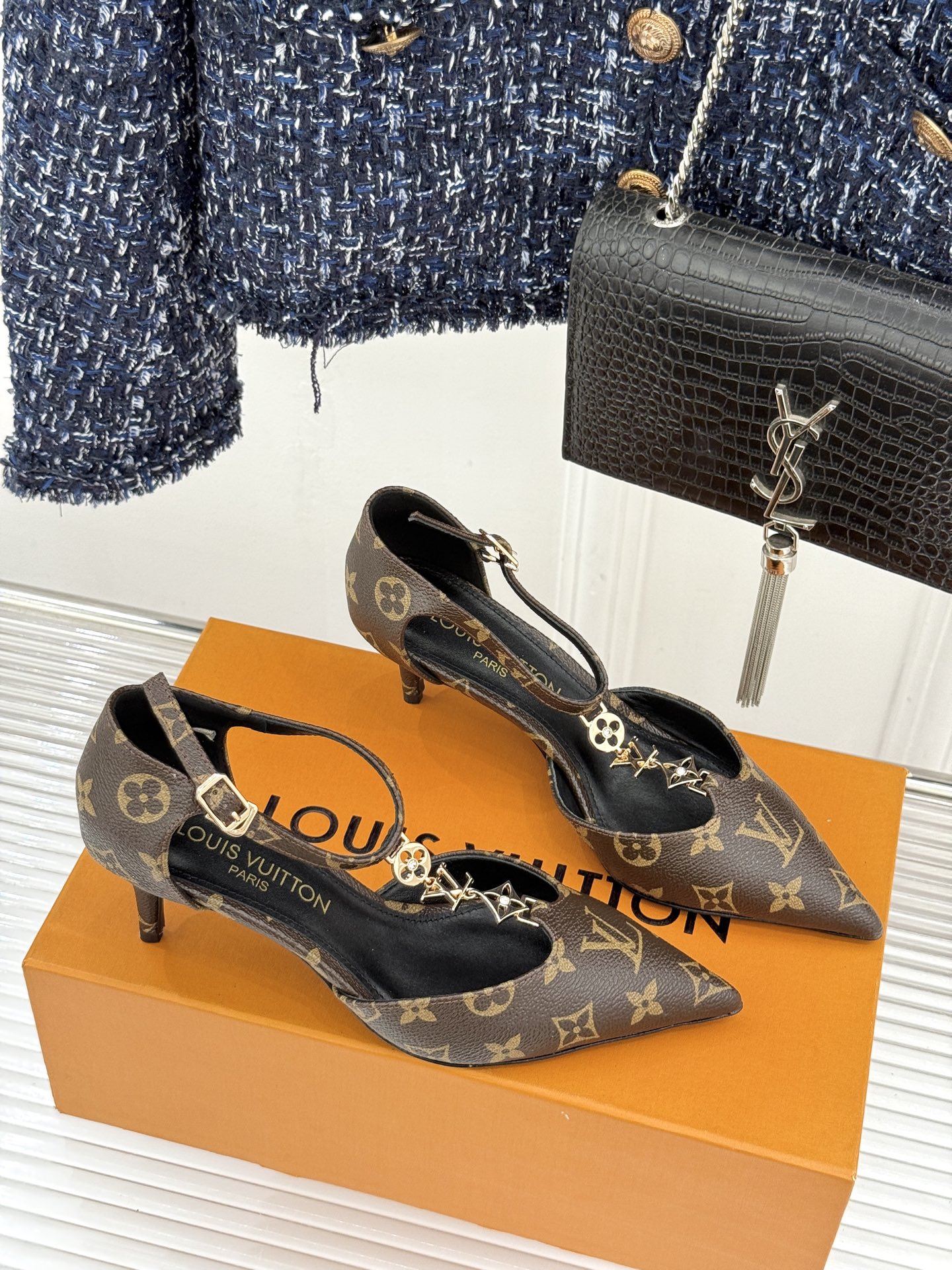 L*V驴牌经典T字带金属扣尖头高跟凉鞋驴家以极简线条重塑优雅将法式精致与品牌奢雅完美相融。利落尖头修饰脚