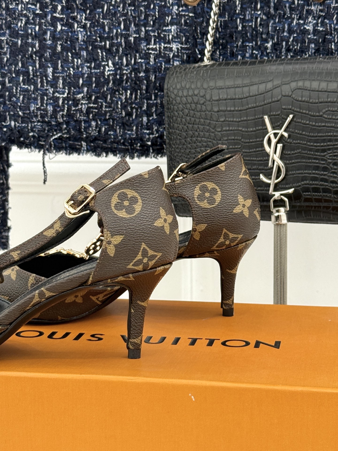 L*V驴牌经典T字带金属扣尖头高跟凉鞋驴家以极简线条重塑优雅将法式精致与品牌奢雅完美相融。利落尖头修饰脚