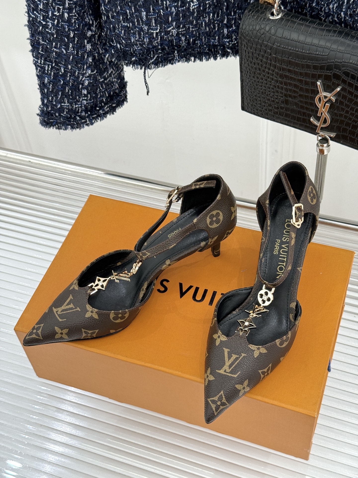 L*V驴牌经典T字带金属扣尖头高跟凉鞋驴家以极简线条重塑优雅将法式精致与品牌奢雅完美相融。利落尖头修饰脚