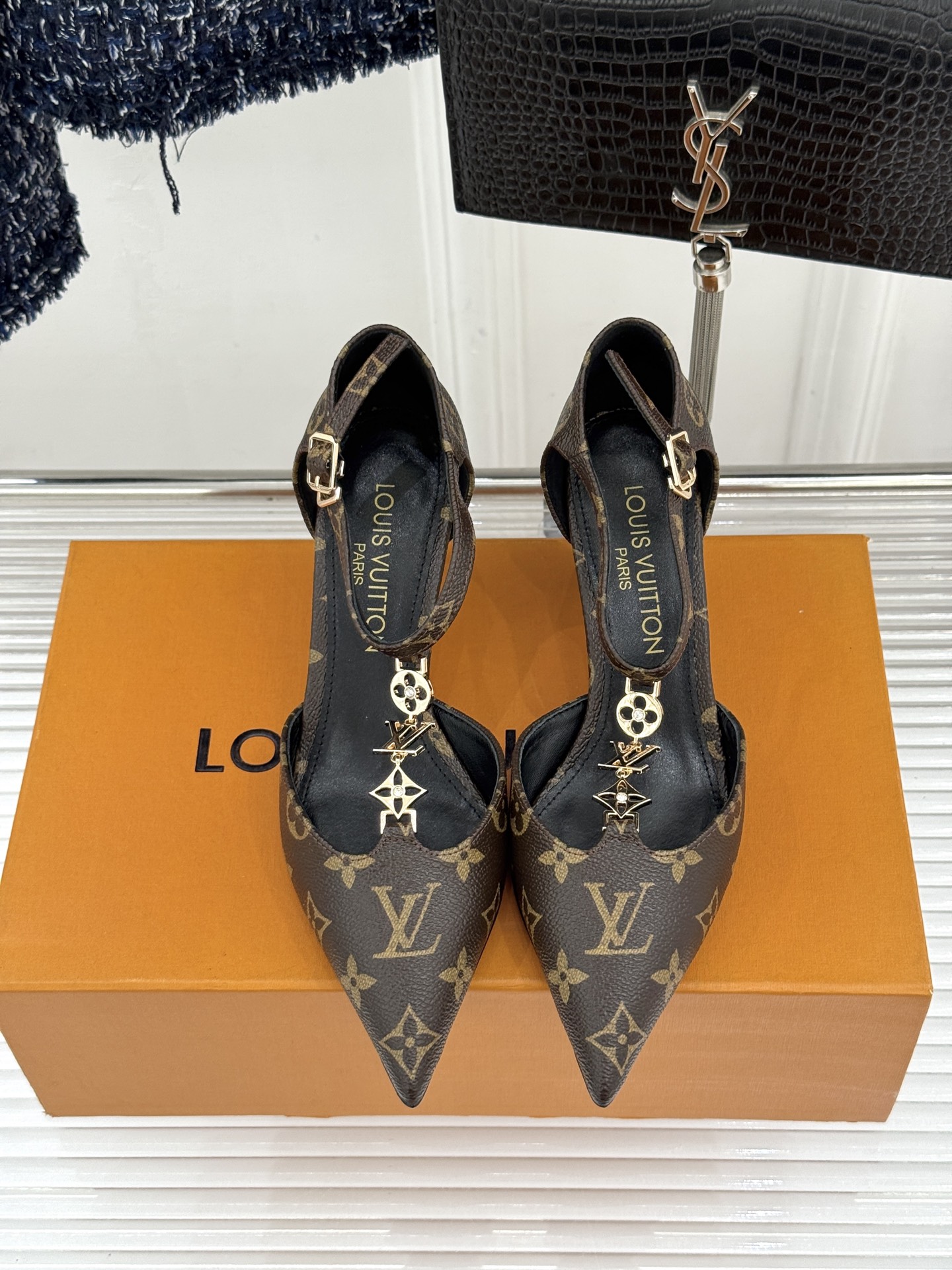 L*V驴牌经典T字带金属扣尖头高跟凉鞋驴家以极简线条重塑优雅将法式精致与品牌奢雅完美相融。利落尖头修饰脚