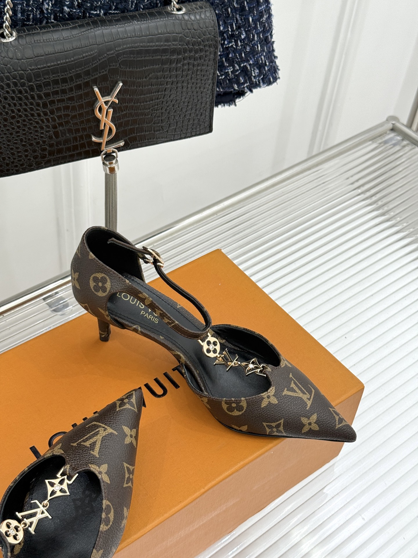 L*V驴牌经典T字带金属扣尖头高跟凉鞋驴家以极简线条重塑优雅将法式精致与品牌奢雅完美相融。利落尖头修饰脚