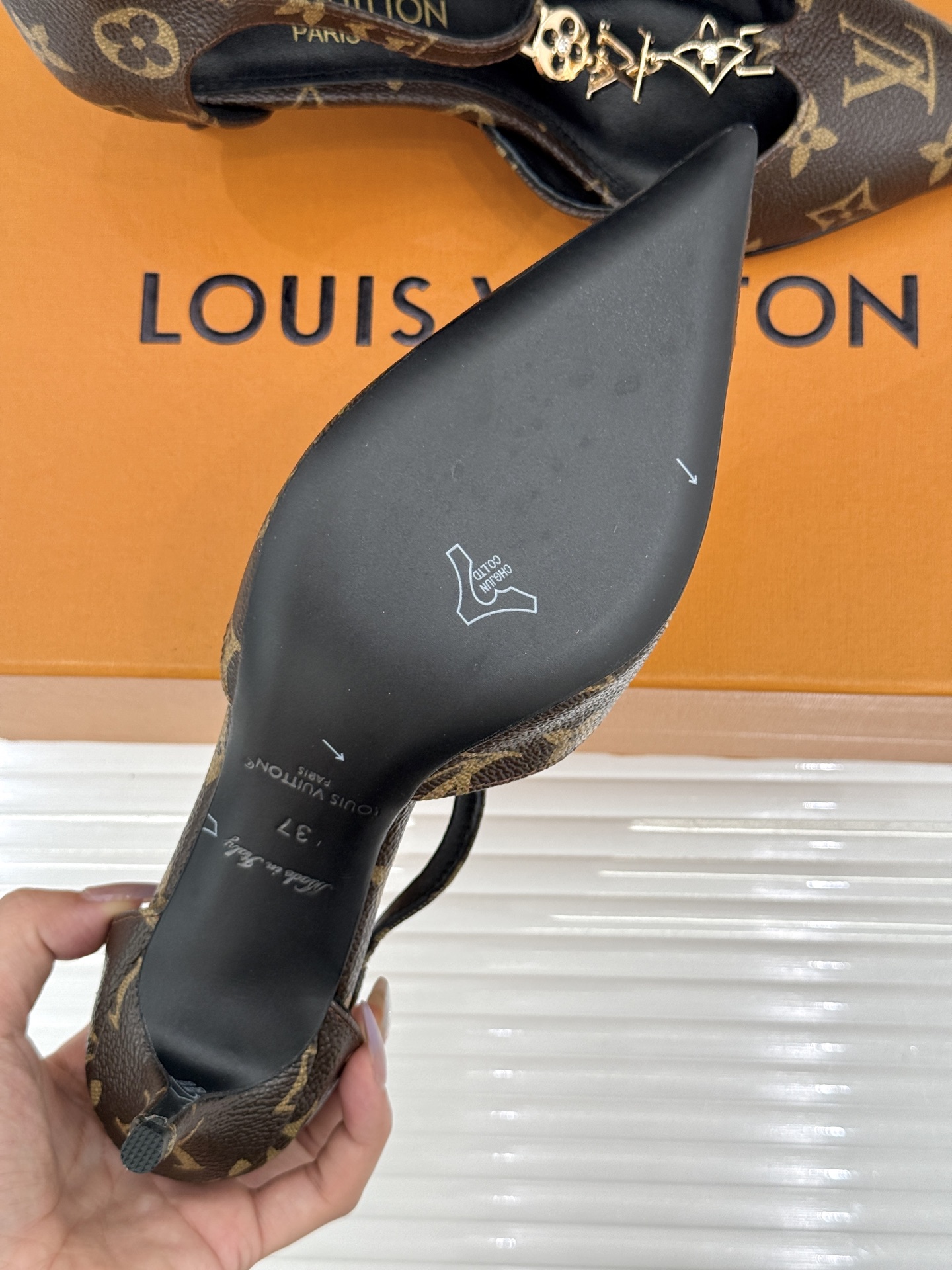 L*V驴牌经典T字带金属扣尖头高跟凉鞋驴家以极简线条重塑优雅将法式精致与品牌奢雅完美相融。利落尖头修饰脚