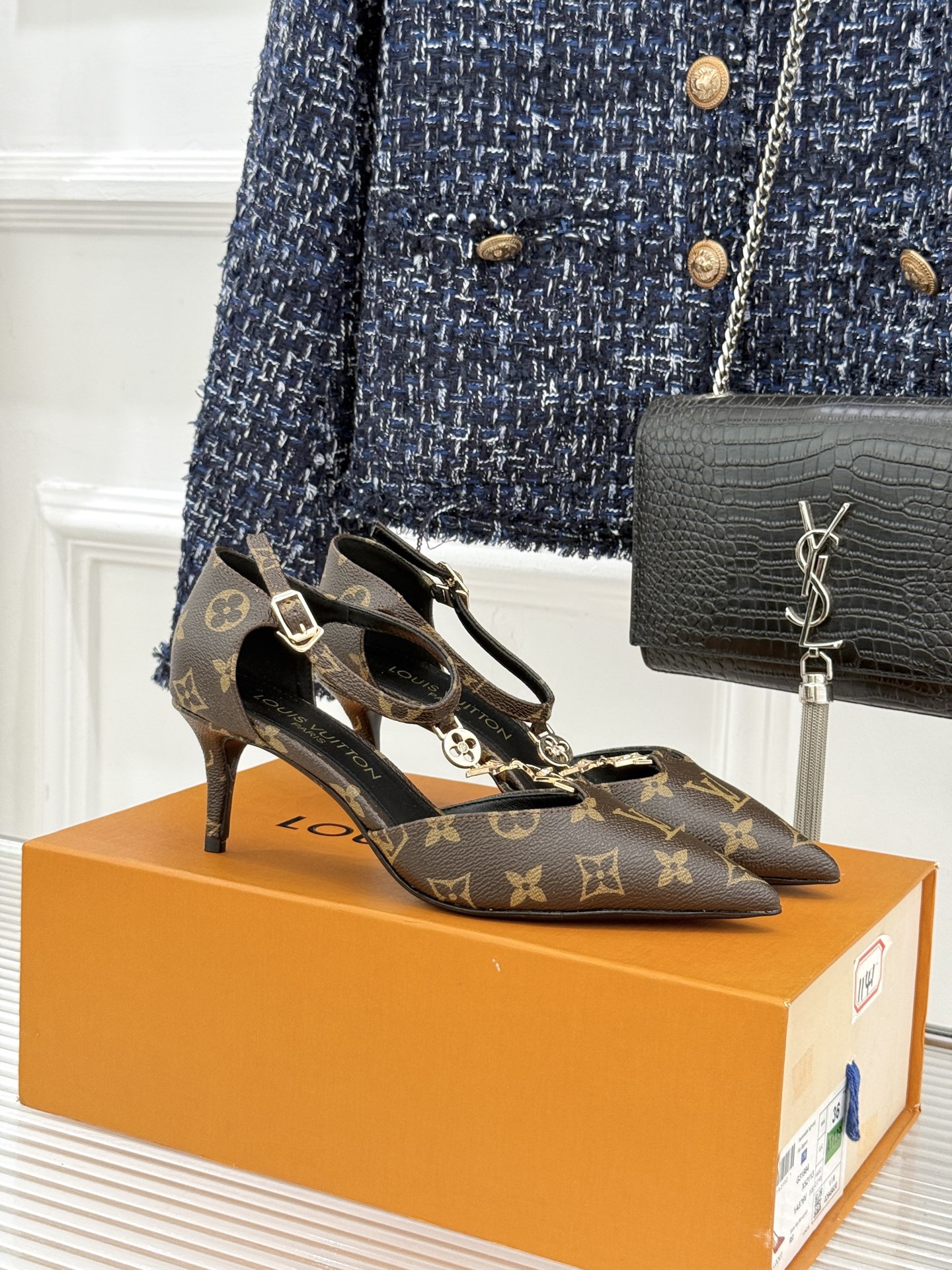 L*V驴牌经典T字带金属扣尖头高跟凉鞋驴家以极简线条重塑优雅将法式精致与品牌奢雅完美相融。利落尖头修饰脚