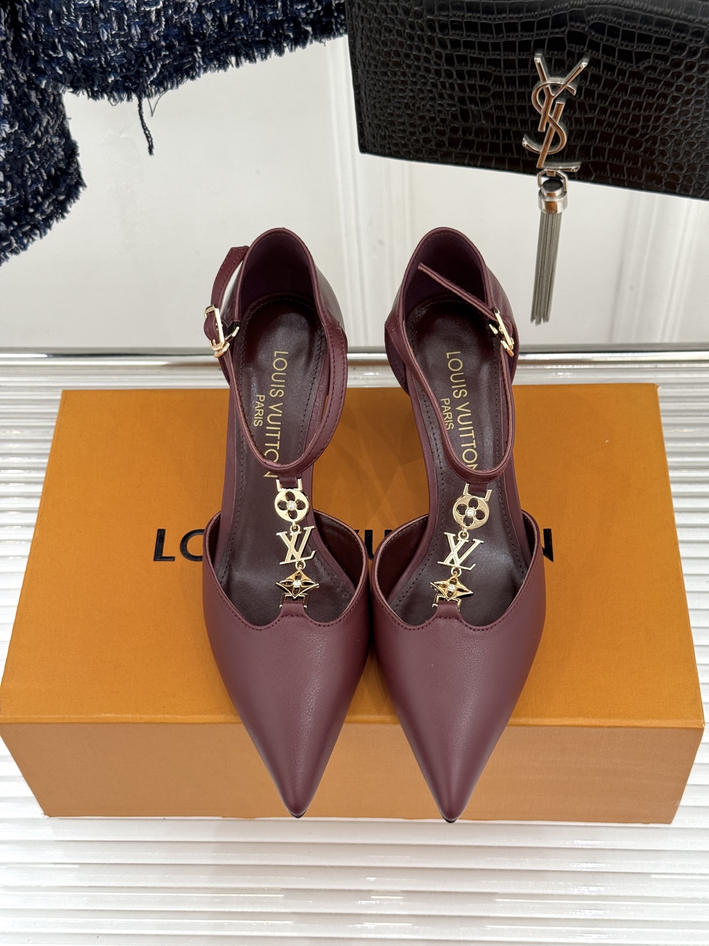 L*V驴牌经典T字带金属扣尖头高跟凉鞋驴家以极简线条重塑优雅将法式精致与品牌奢雅完美相融。利落尖头修饰脚