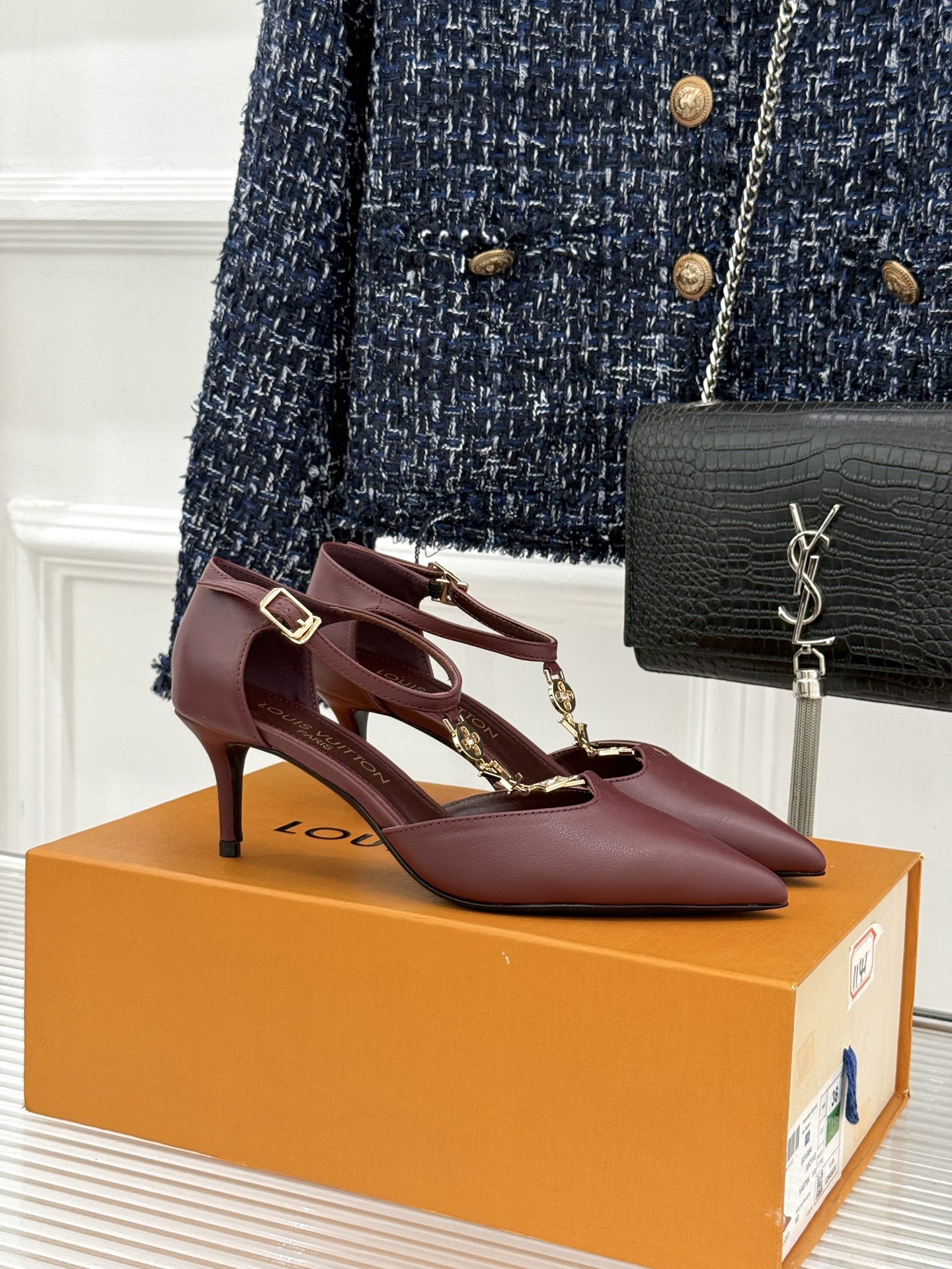 L*V驴牌经典T字带金属扣尖头高跟凉鞋驴家以极简线条重塑优雅将法式精致与品牌奢雅完美相融。利落尖头修饰脚