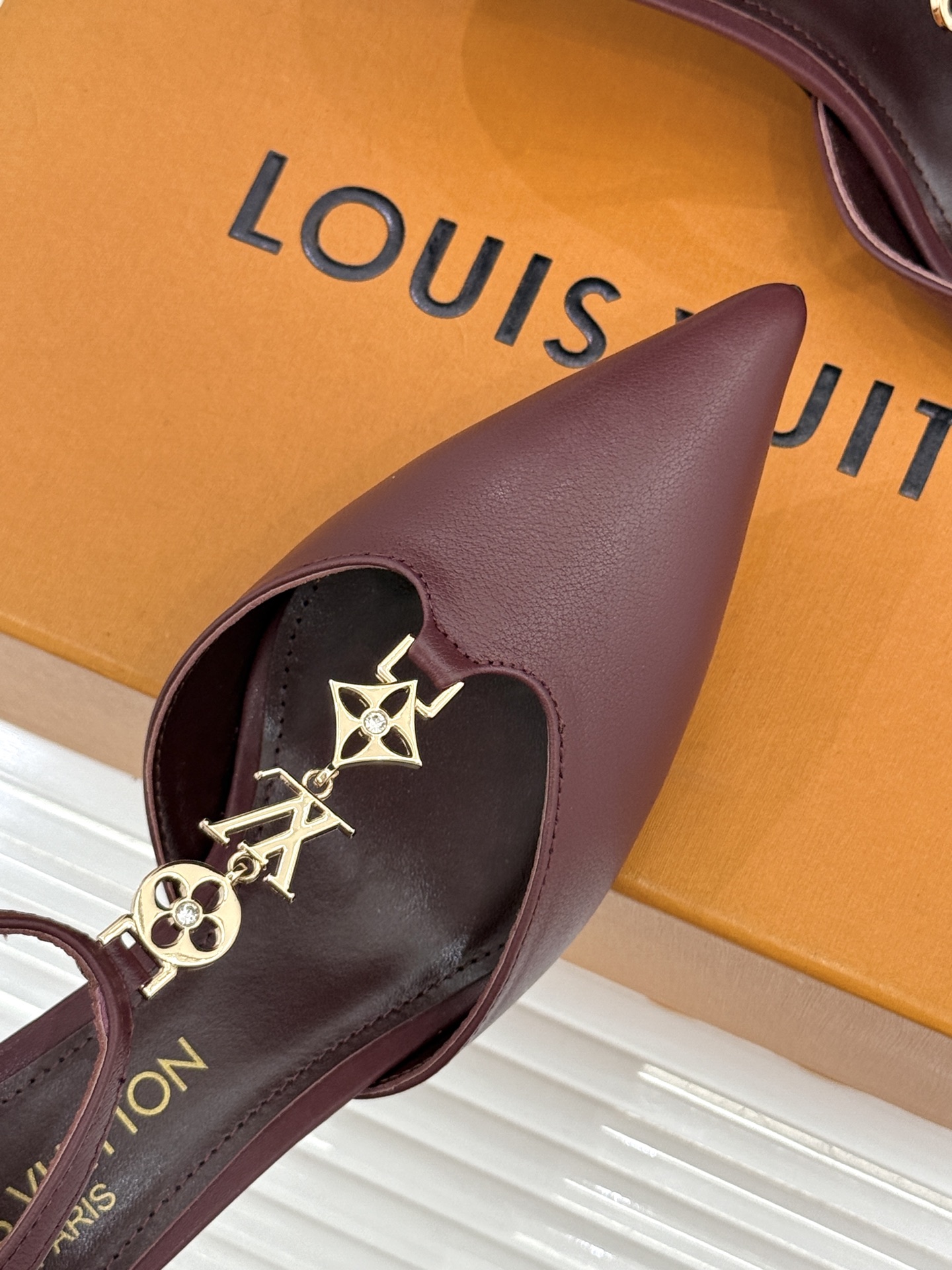 L*V驴牌经典T字带金属扣尖头高跟凉鞋驴家以极简线条重塑优雅将法式精致与品牌奢雅完美相融。利落尖头修饰脚