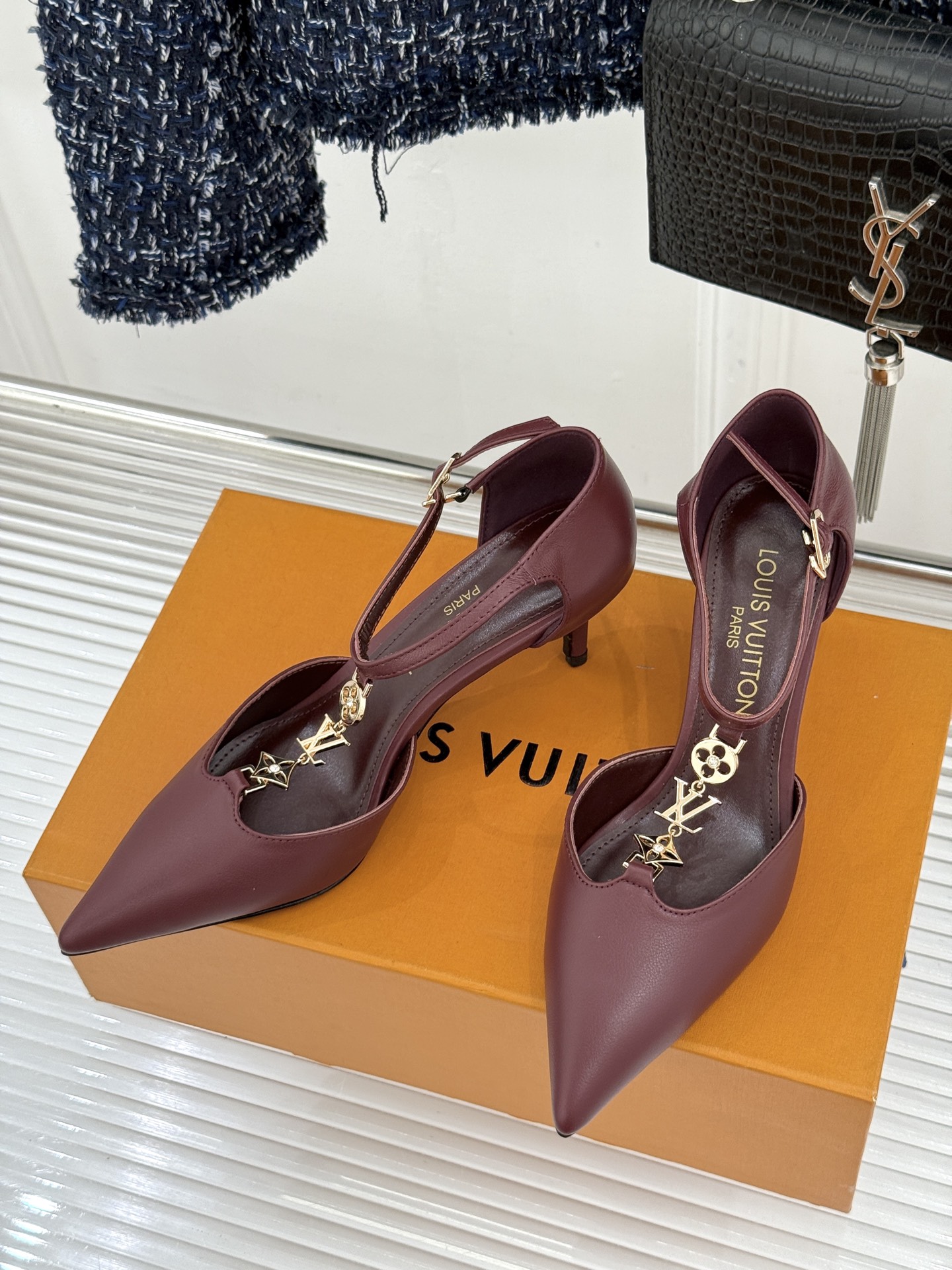 L*V驴牌经典T字带金属扣尖头高跟凉鞋驴家以极简线条重塑优雅将法式精致与品牌奢雅完美相融。利落尖头修饰脚