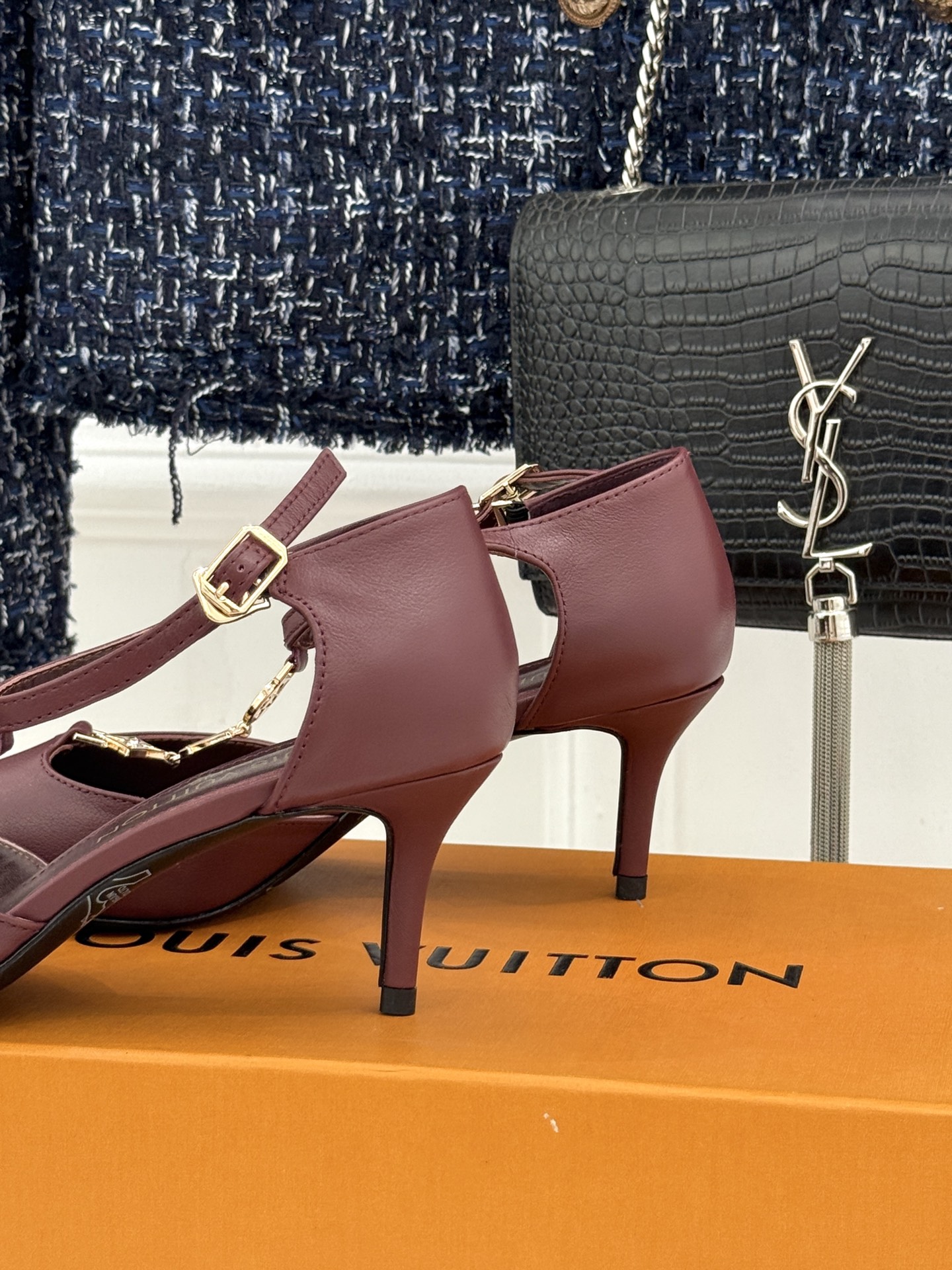 L*V驴牌经典T字带金属扣尖头高跟凉鞋驴家以极简线条重塑优雅将法式精致与品牌奢雅完美相融。利落尖头修饰脚