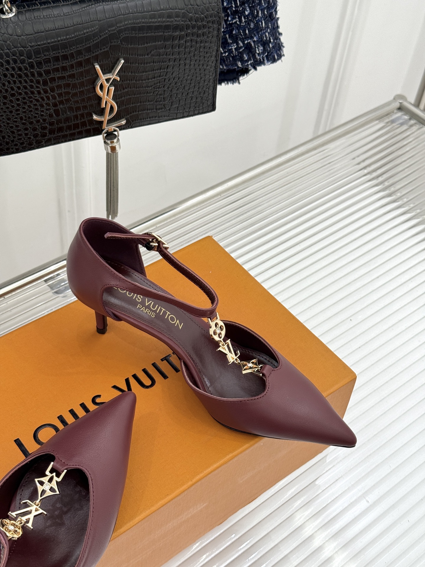 L*V驴牌经典T字带金属扣尖头高跟凉鞋驴家以极简线条重塑优雅将法式精致与品牌奢雅完美相融。利落尖头修饰脚